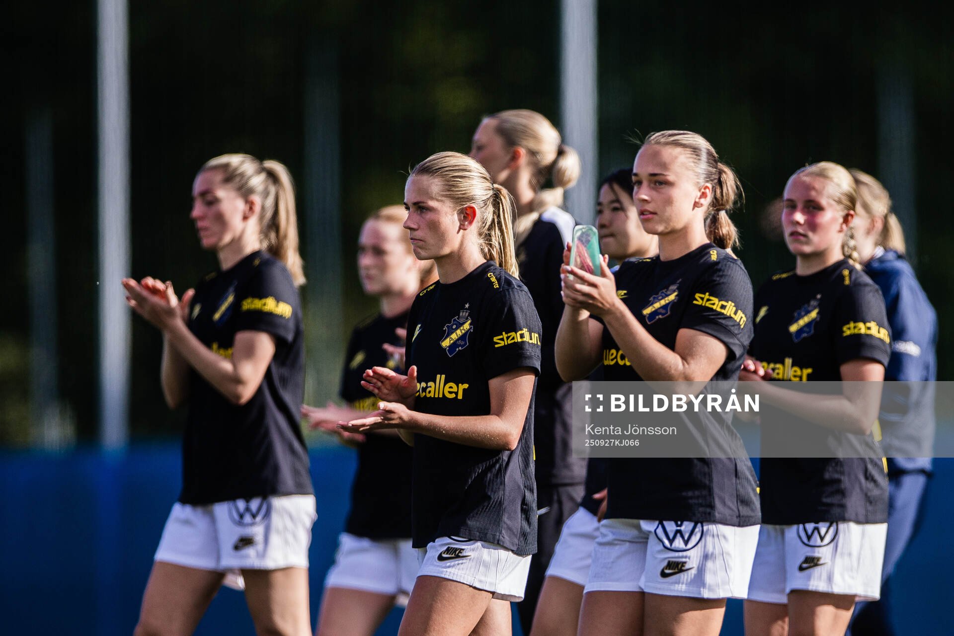 AIKs Olivia Lindstedt och Villemo Dahlqvist applåderar