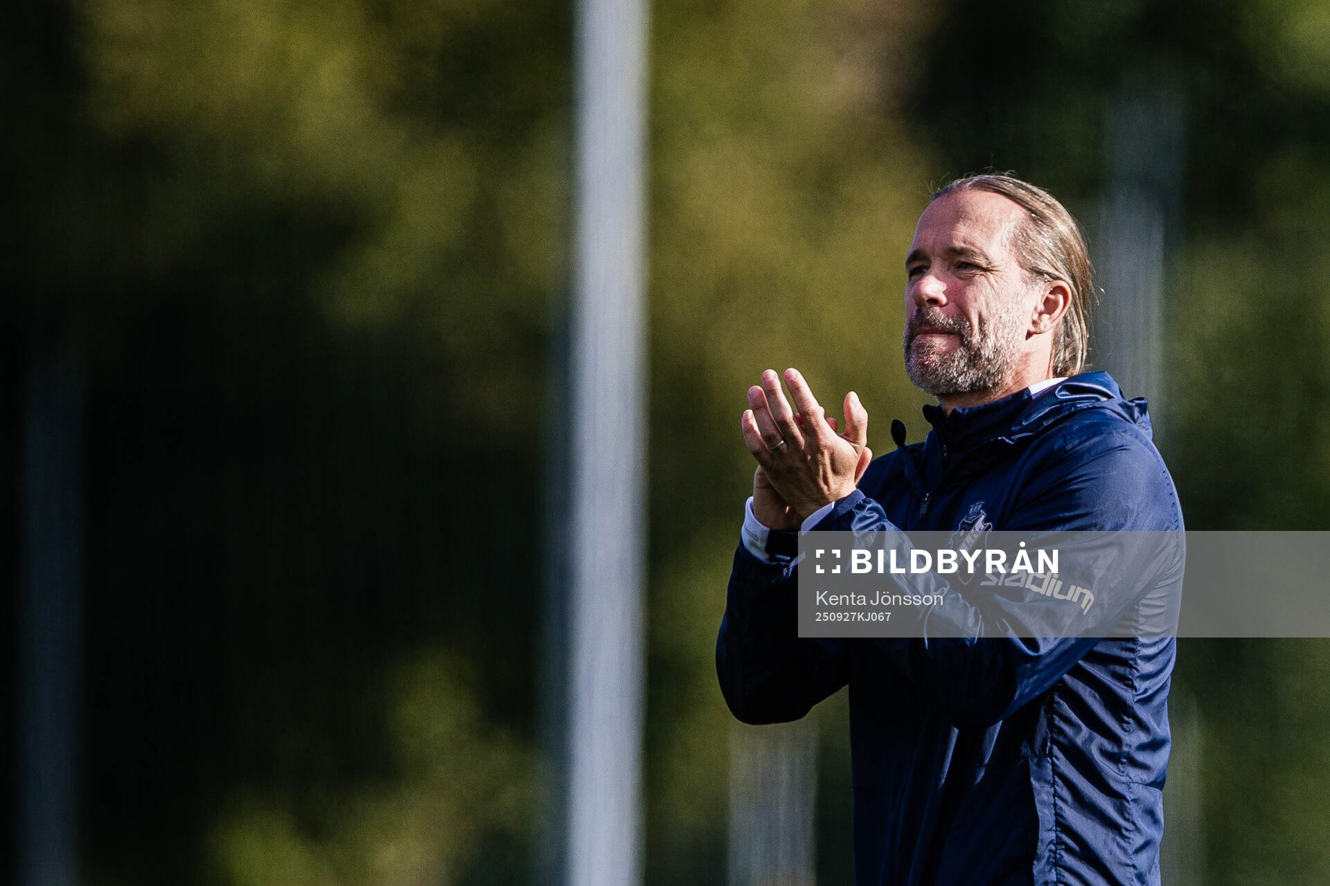 AIKs tränare Lukas Syberyjski applåderar publiken