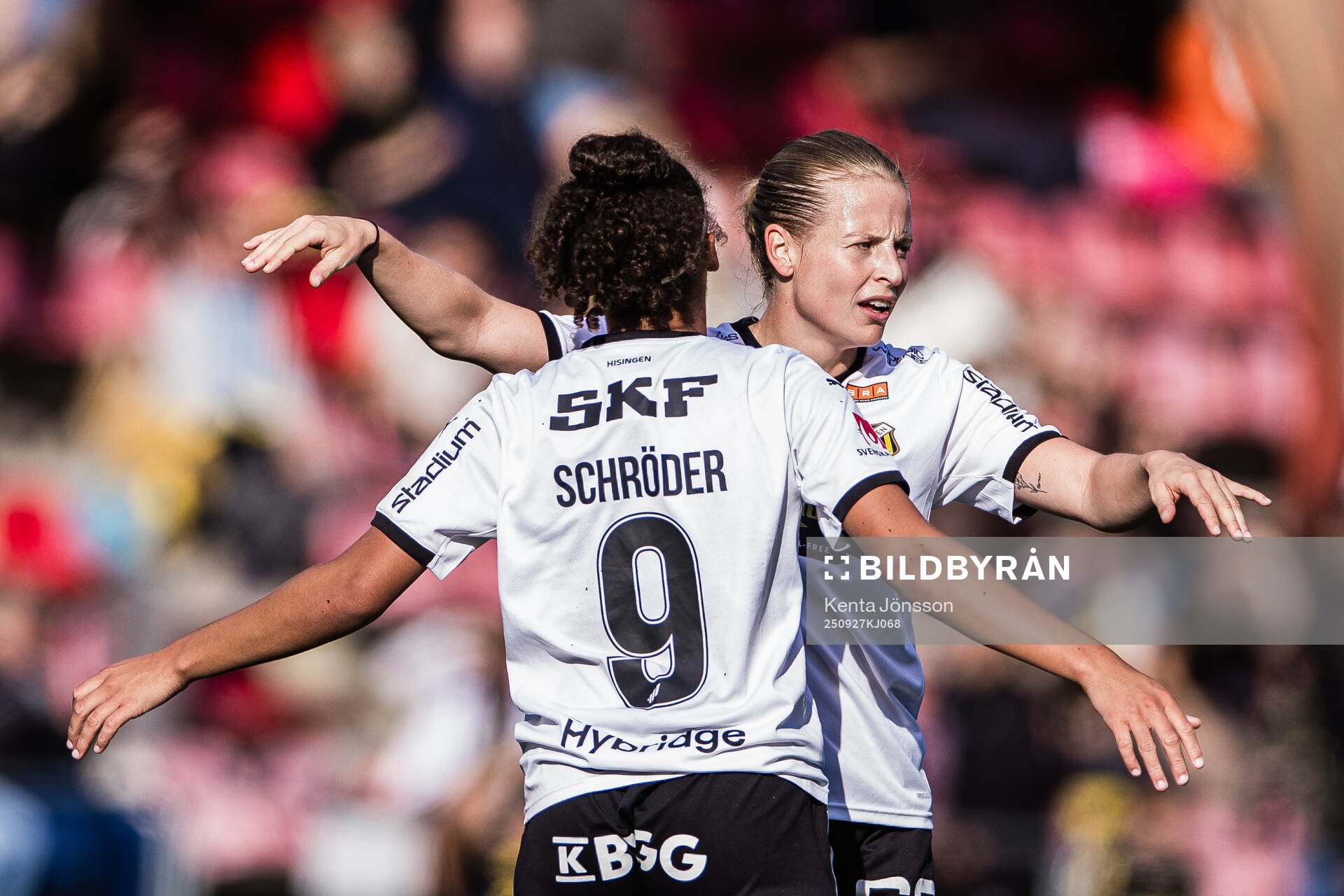 Häckens Felicia Schröder och Anna Anvegård jublar