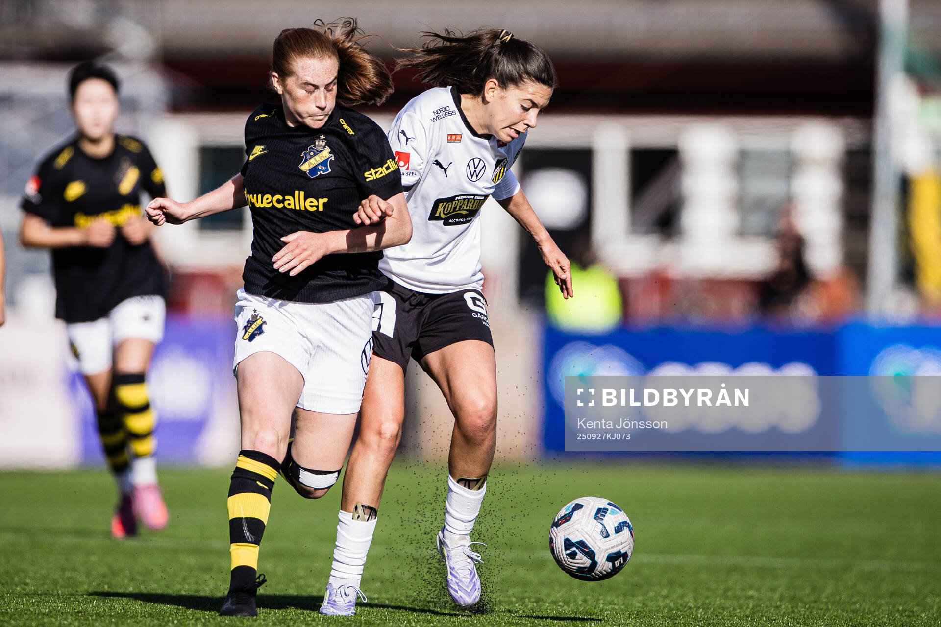 AIKs Ella Reidy och Häckens Helena Sampaio