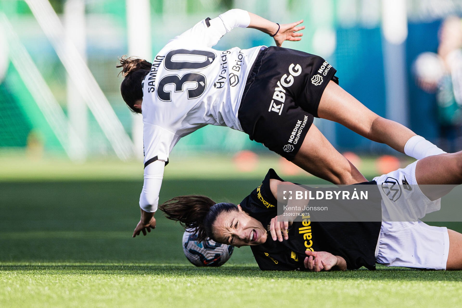 Häckens Helena Sampaio och AIKs Anna Oskarsson
