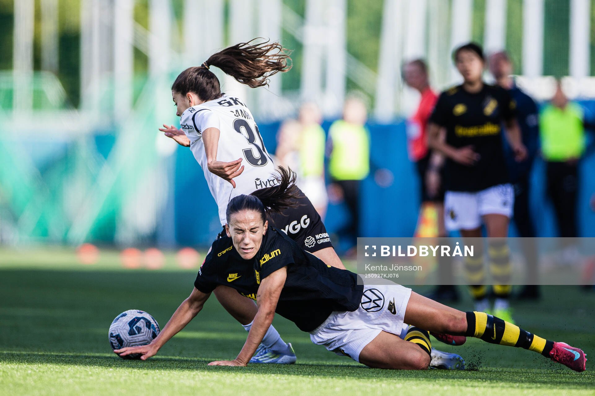 Häckens Helena Sampaio och AIKs Anna Oskarsson