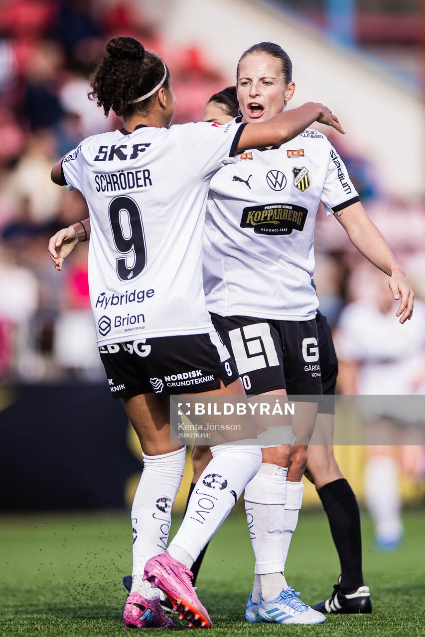 Häckens Felicia Schröder och Anna Anvegård jublar