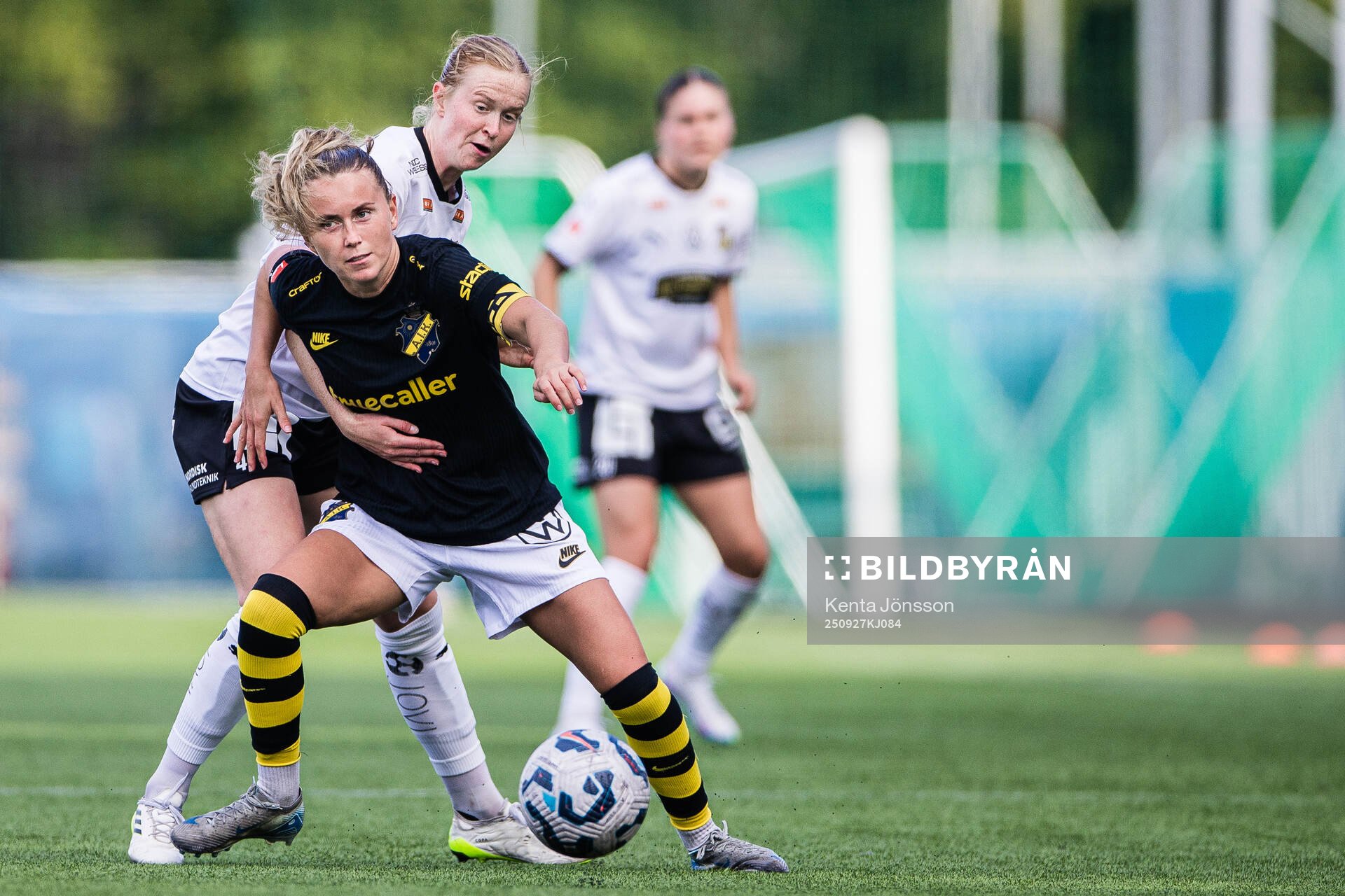 AIKs Adelisa Grabus och Häckens Emma Östlund