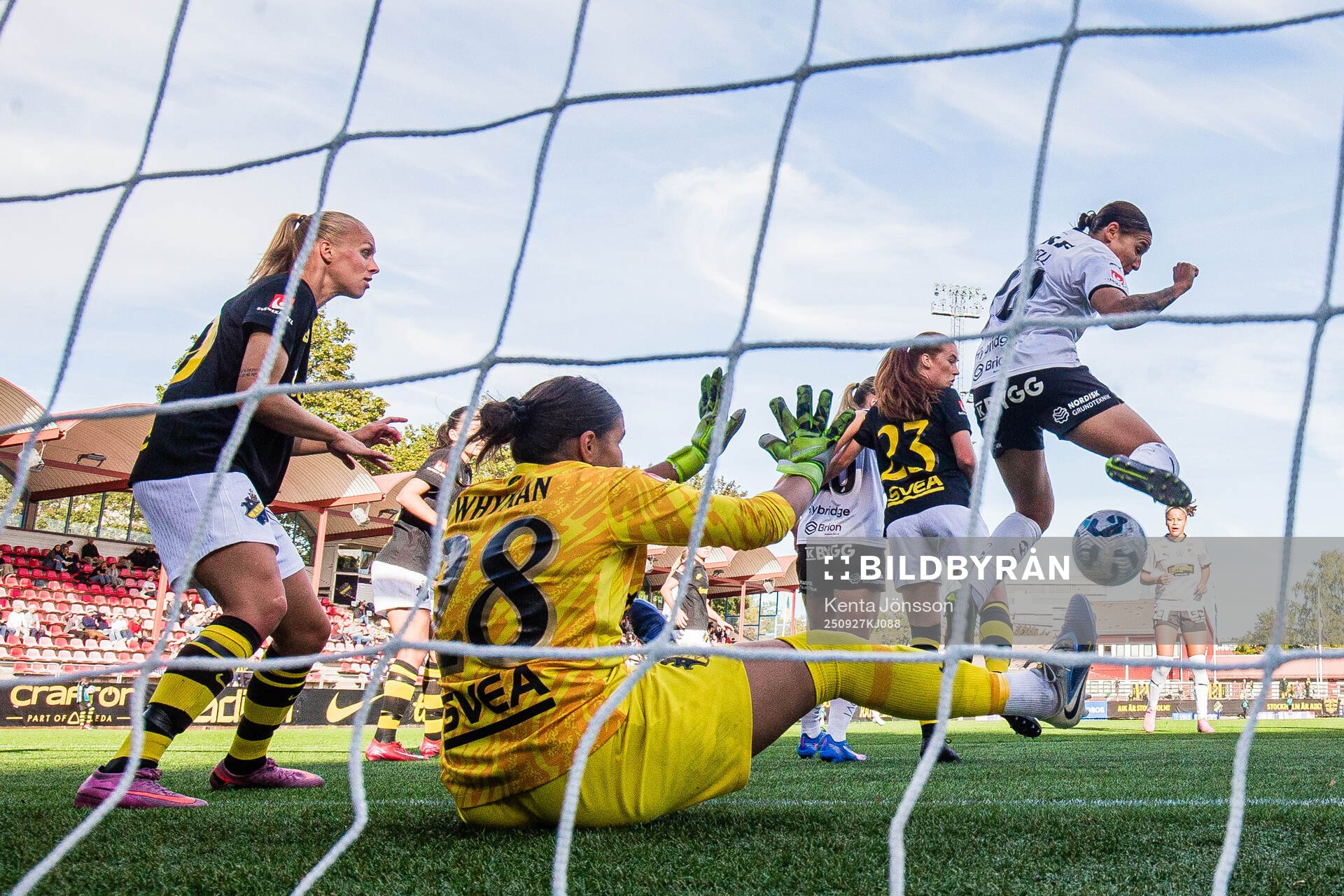 Häckens Helena Sampaio gör 2-5 bakom AIKs målvakt Jada