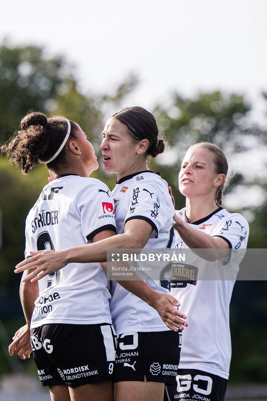 Häckens Felicia Schröder jublar med Tabby Tindell och