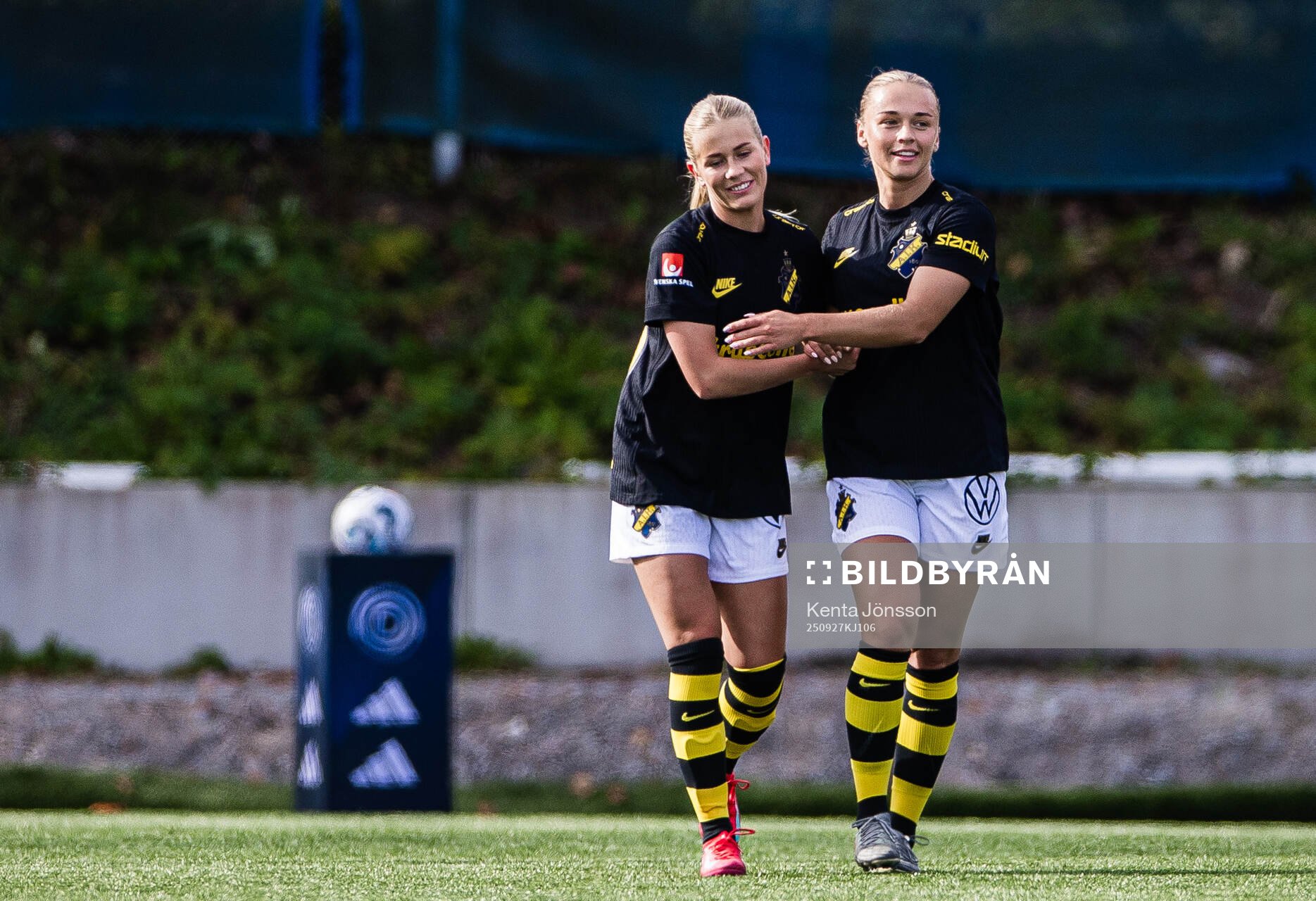 AIKs Villemo Dahlqvist jublar med Olivia Lindstedt