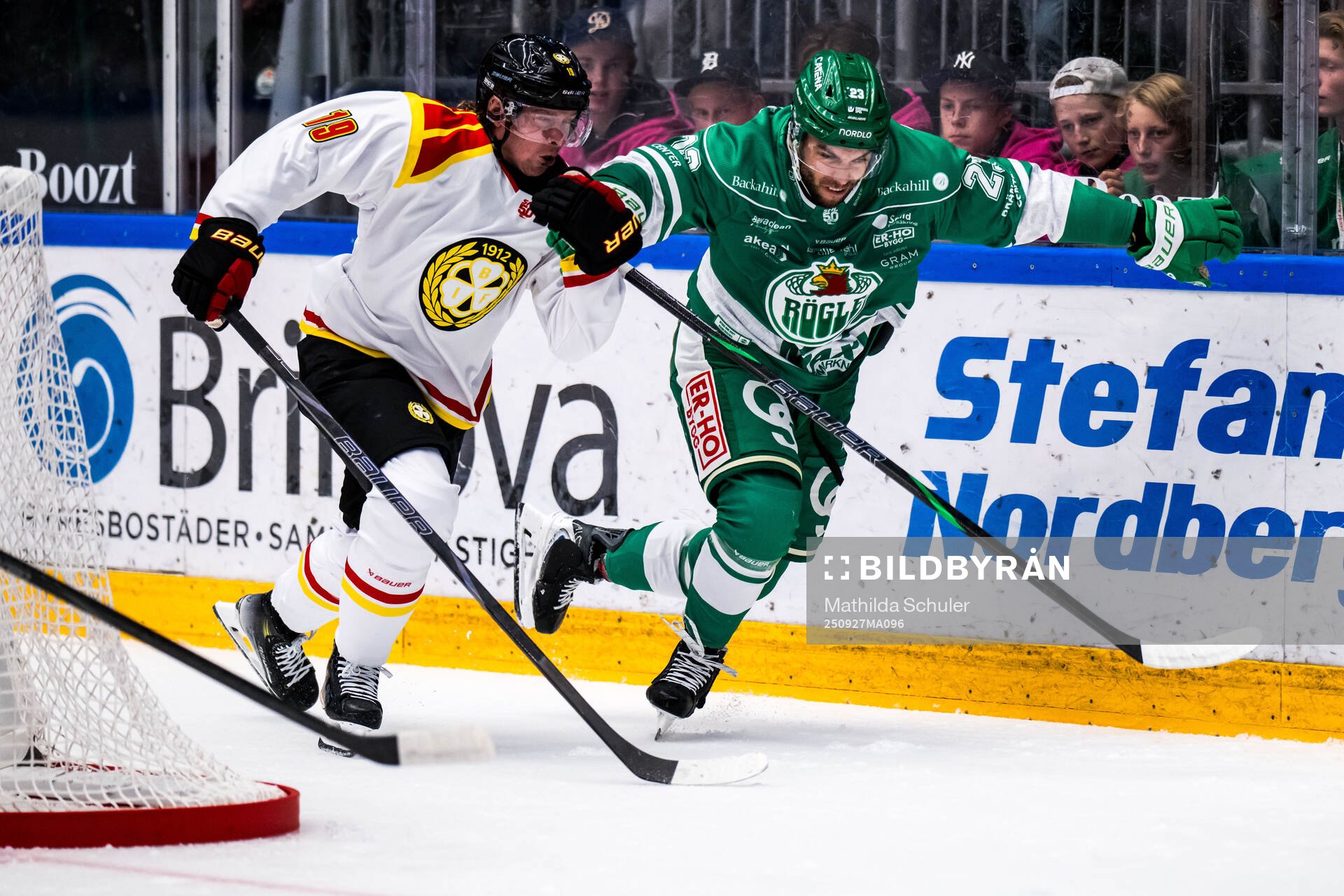 Brynäs Nicklas Bäckström och Rögles Josh Dickinson
