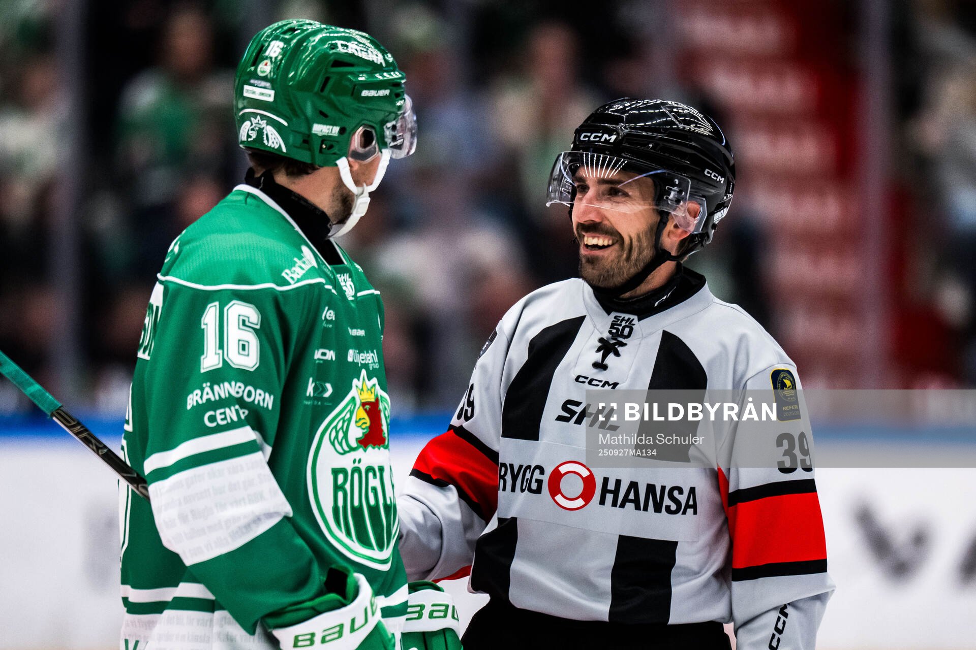 Rögles Lukas Ekeståhl-Jonsson och domare Mattias Enroth