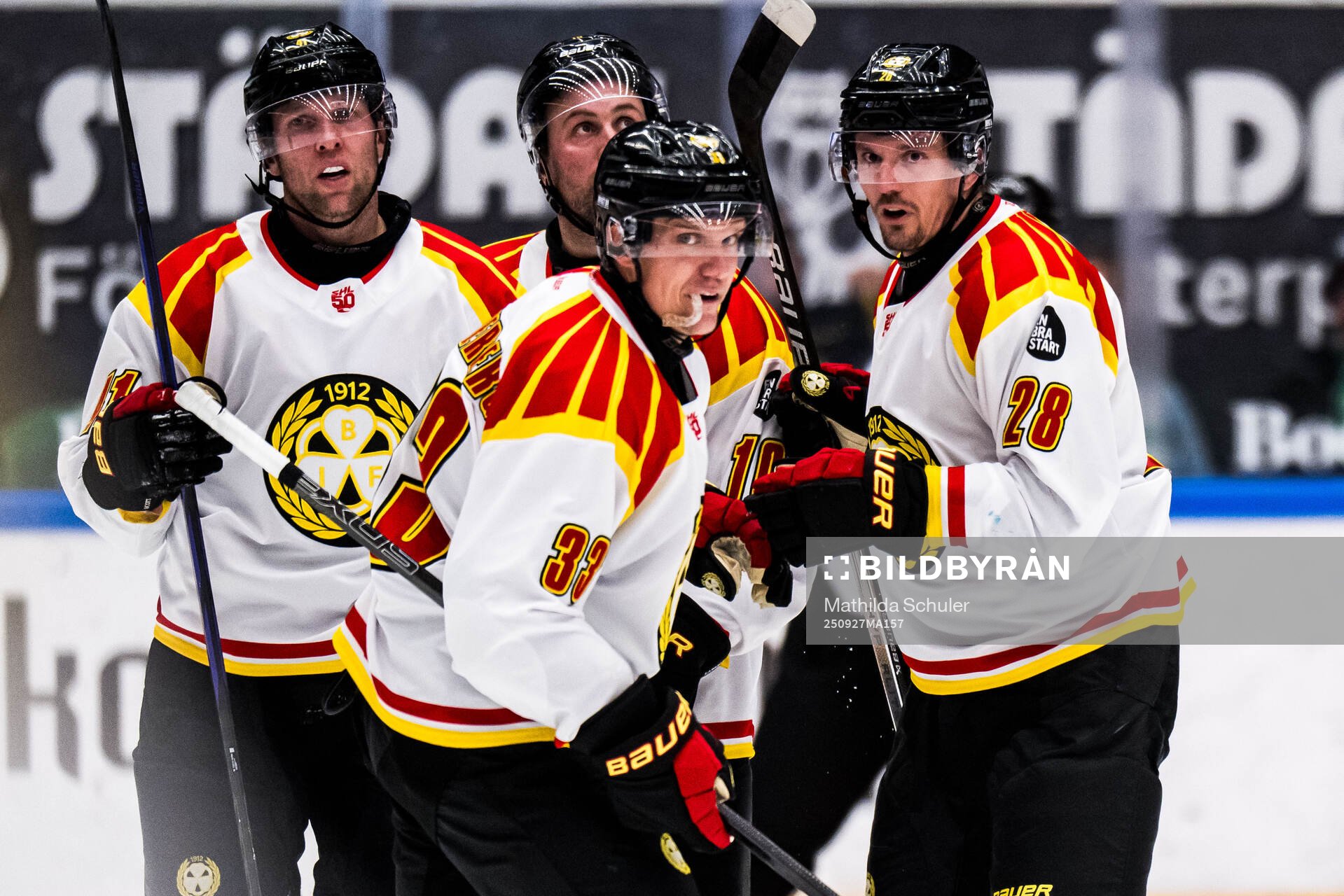 Brynäs Jakob Silfverberg och Johannes Kinnvall jublar