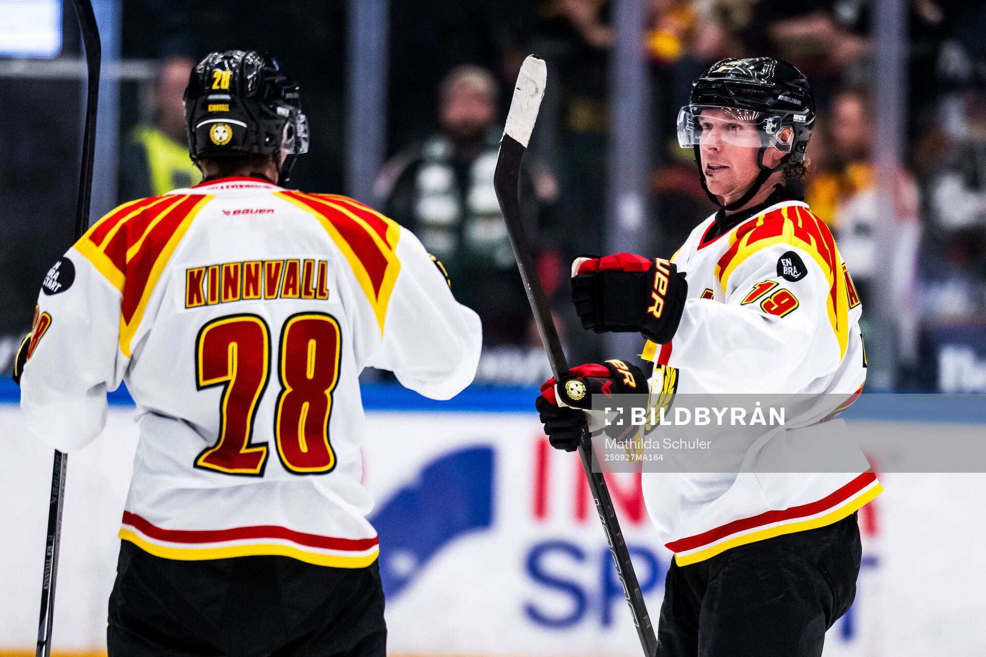 Brynäs Johannes Kinnvall och Nicklas Bäckström jublar