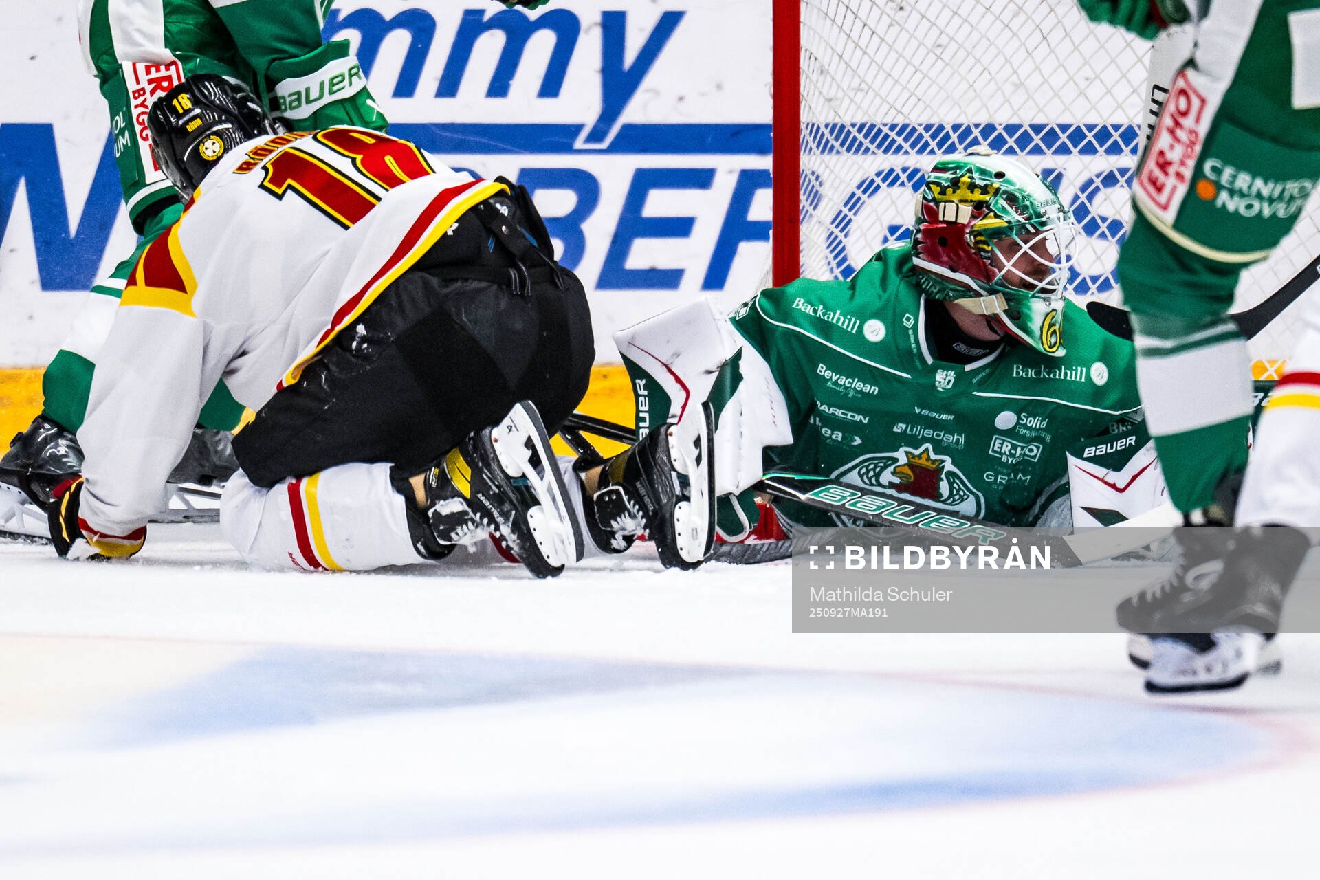 Brynäs Anton Rödin och Rögles målvakt Christoffer Rifalk
