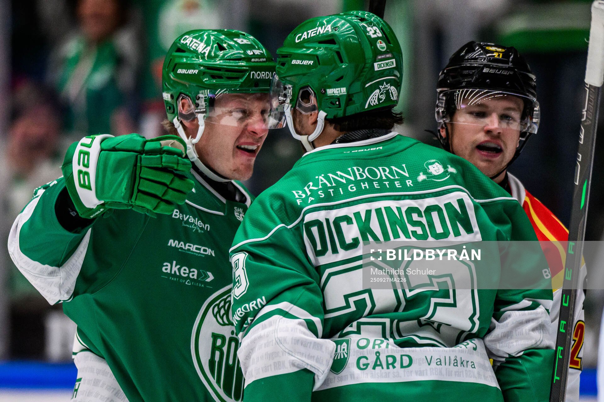Rögles Fredrik Olofsson och Josh Dickinson jublar