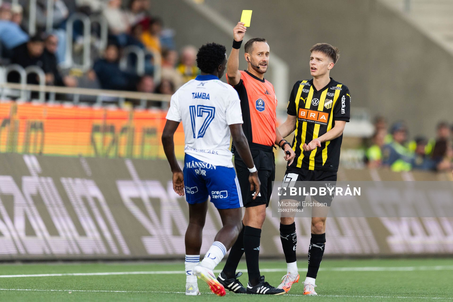 IFK Norrköpings Abdoulie Tamba tilldelas gult kort av