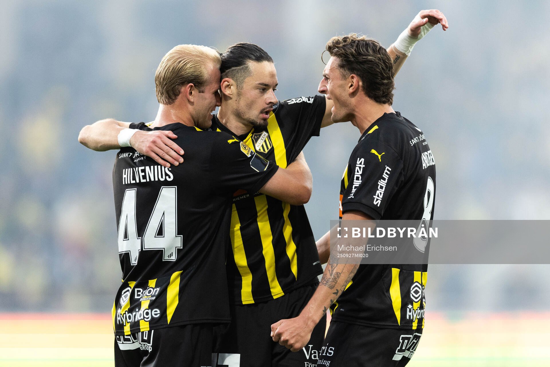 Häckens Amor Layouni jublar med Harry Hilvenius och Silas
