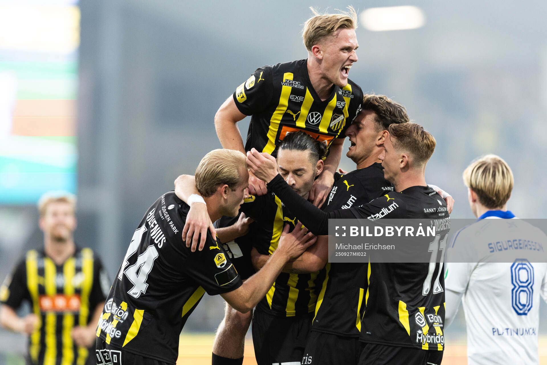Häckens Amor Layouni jublar med Harry Hilvenius, Silas