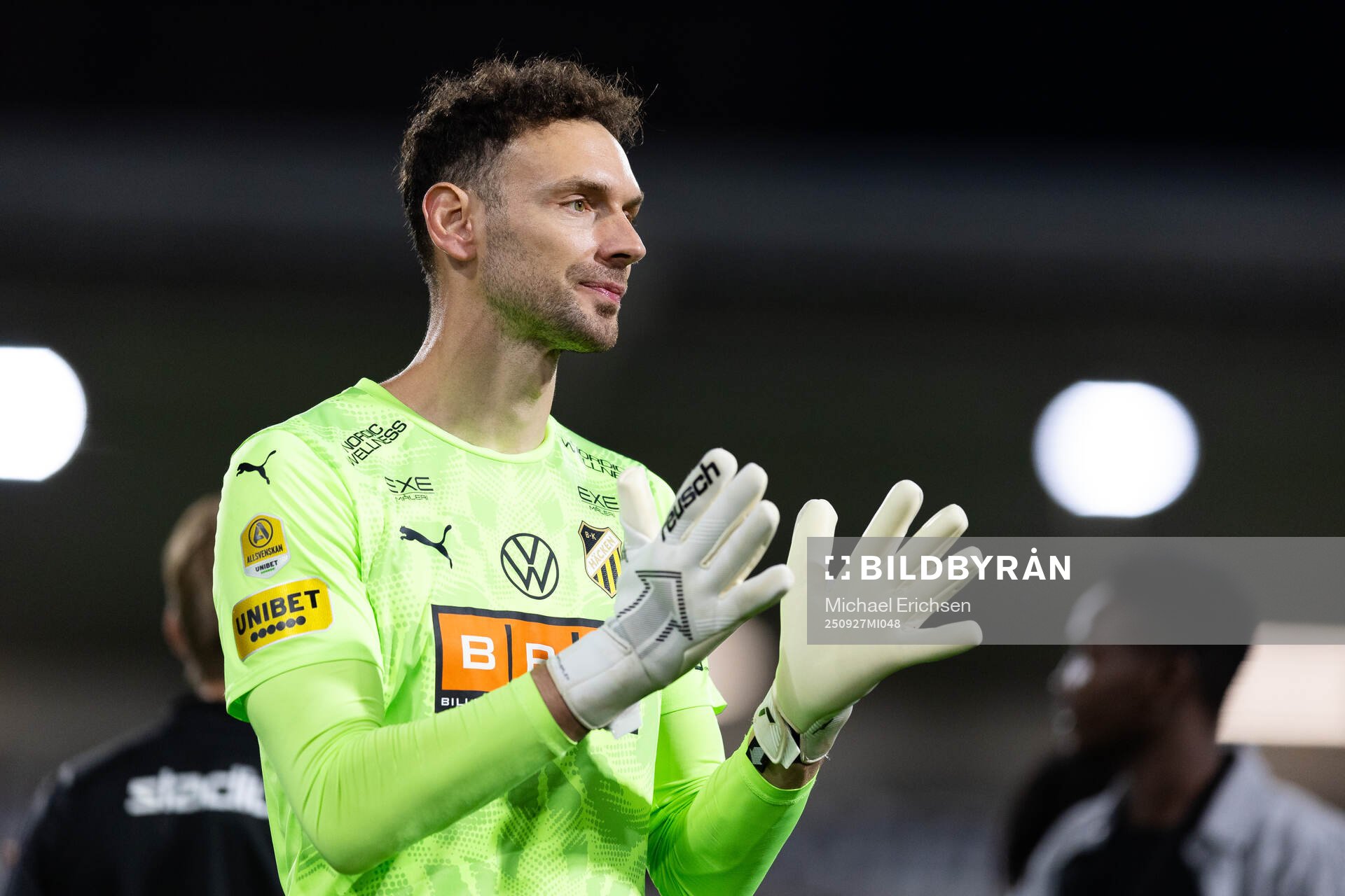 Häckens målvakt Etrit Berisha tackar klacken