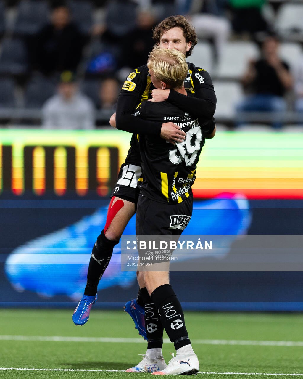 Häckens Isak Brusberg jublar ihop med Adam Lundkvist