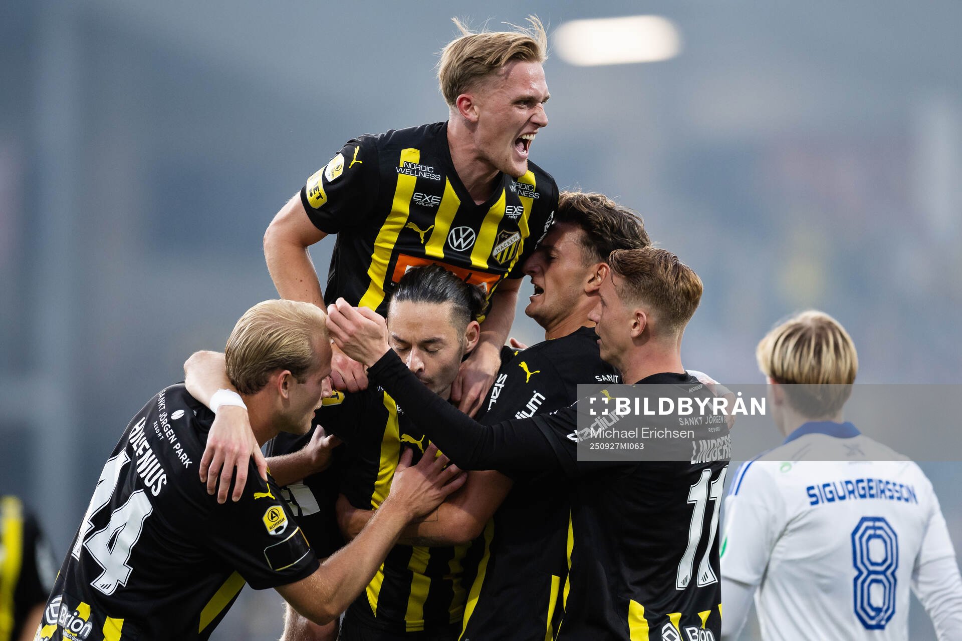 Häckens Amor Layouni jublar med Olle Samuelsson, Harry