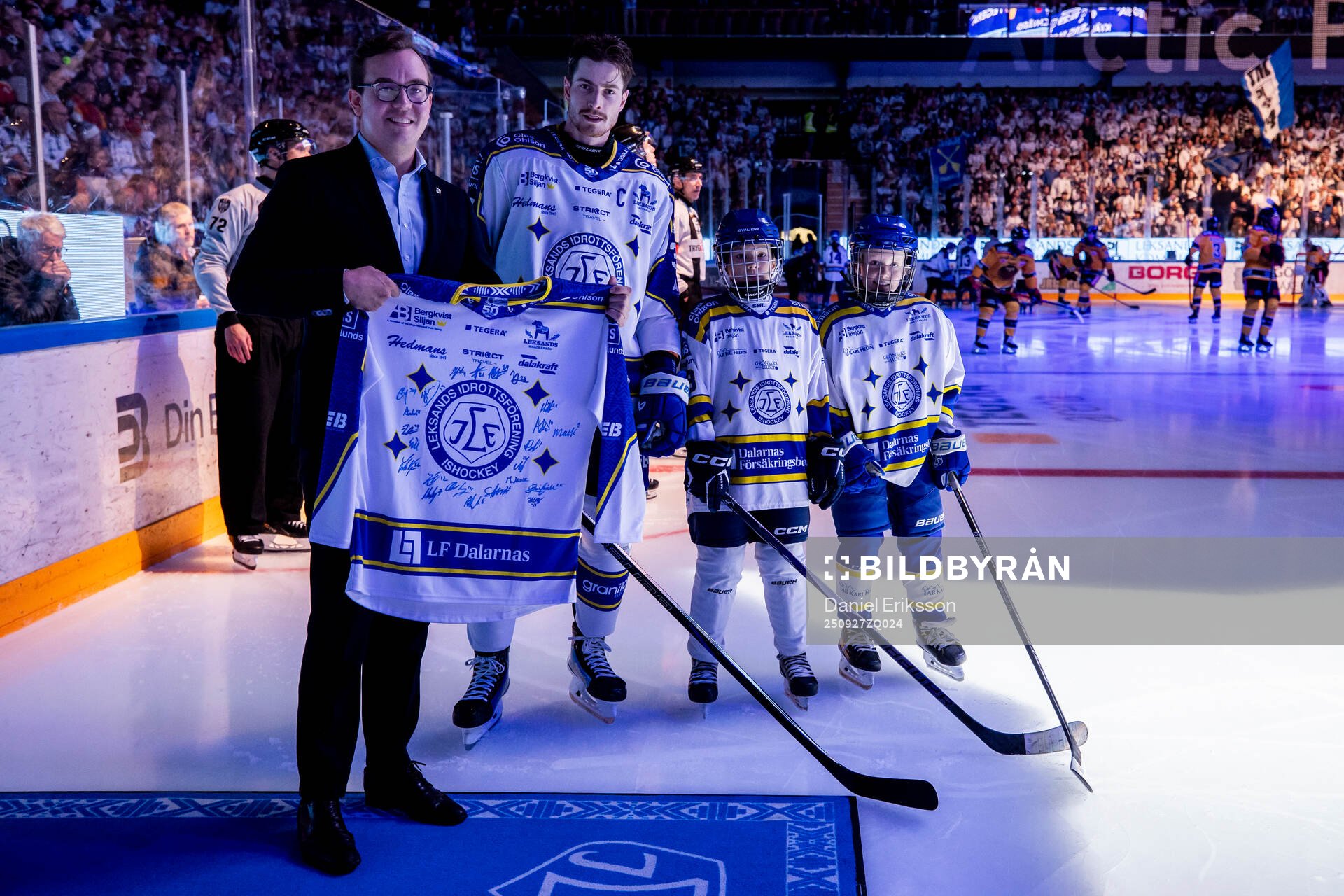 Leksands Peter Cehlarik och dagens matchvärd Leksands