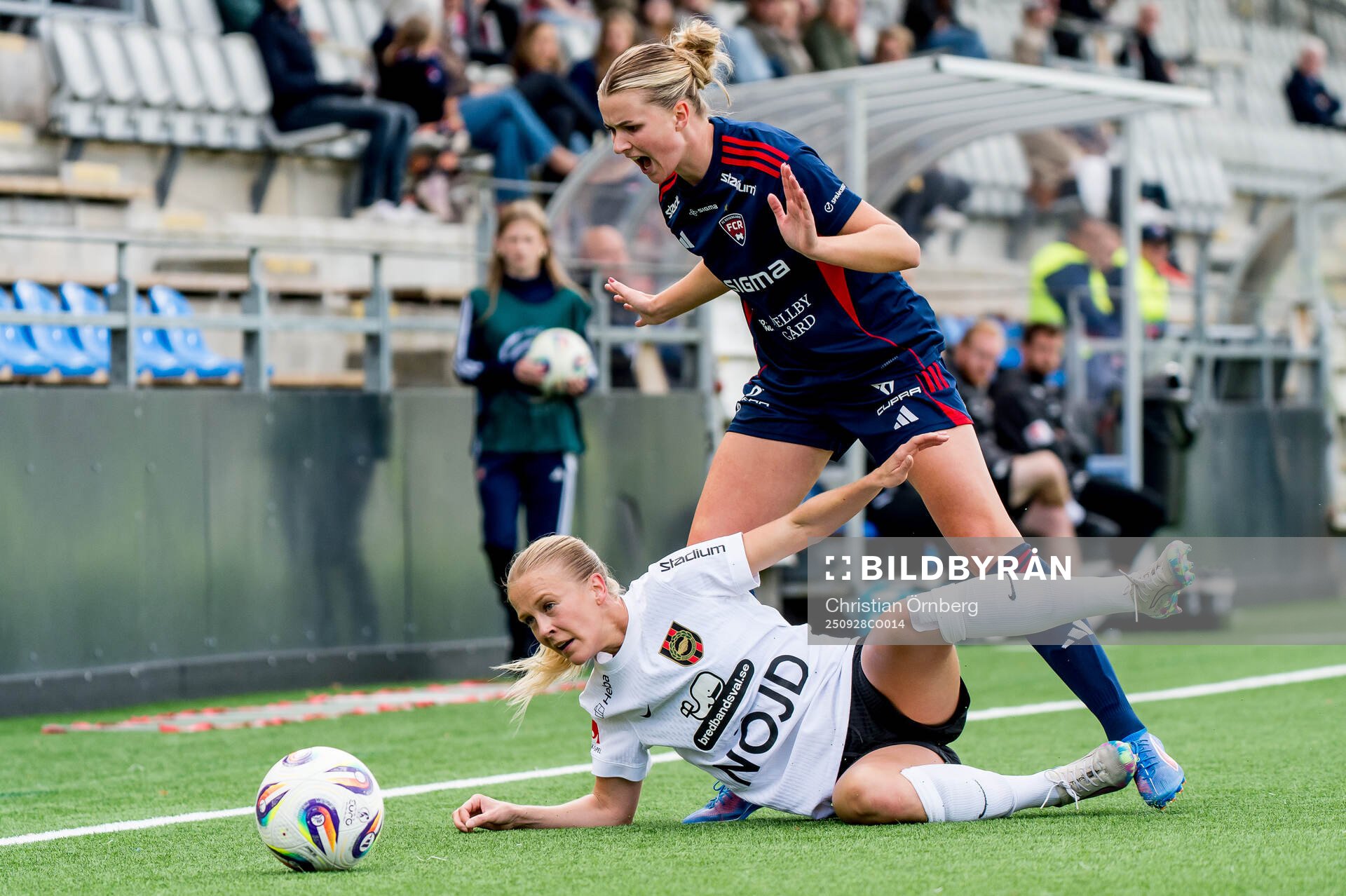 Brommapojkarnas Adelina Engman och Rosengårds Thea Sørbo
