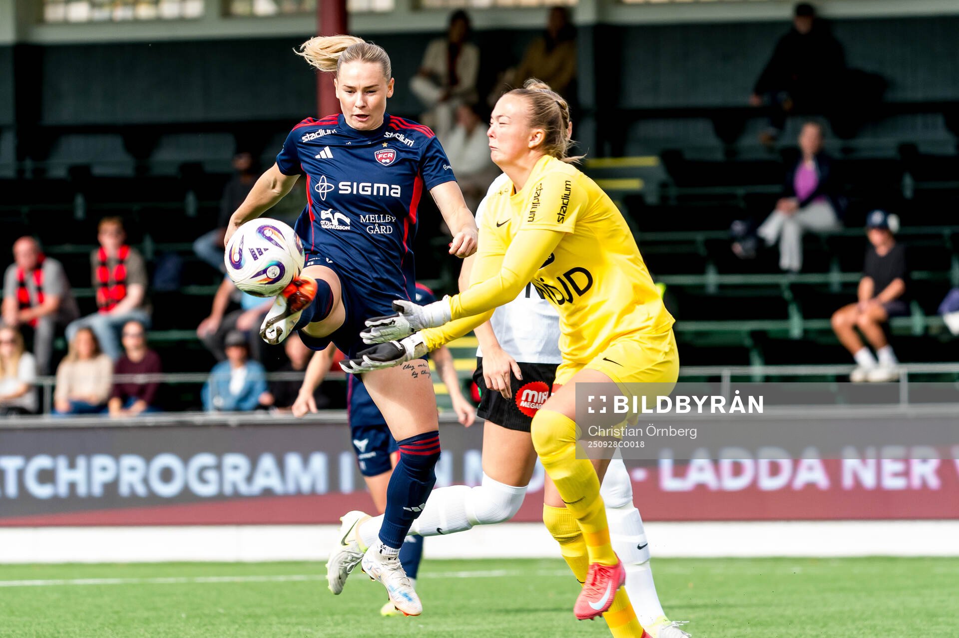 Rosengårds Emma Jansson och Brommapojkarnas  målvakt