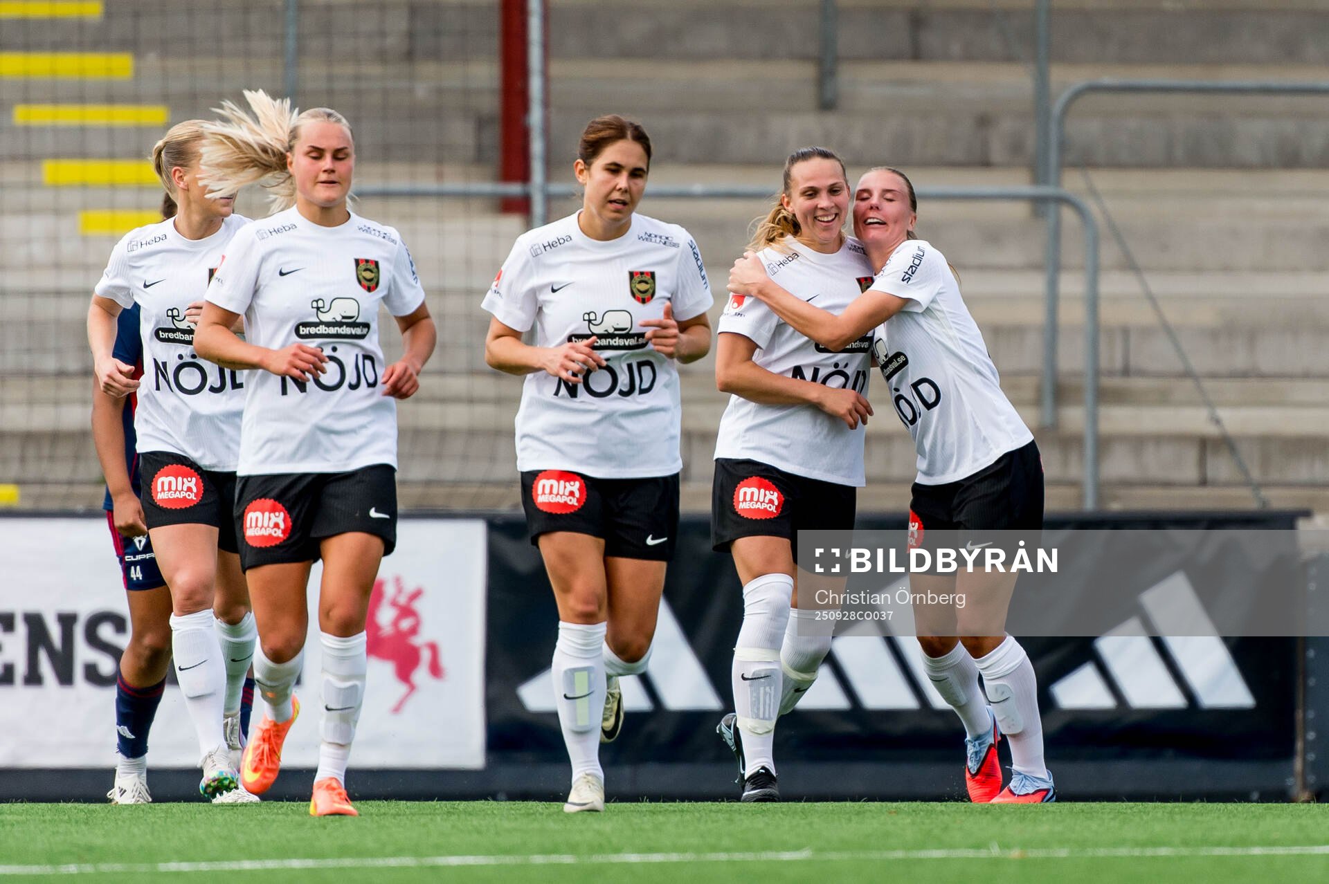 Brommapojkarnas Frida Thörnqvist jublar