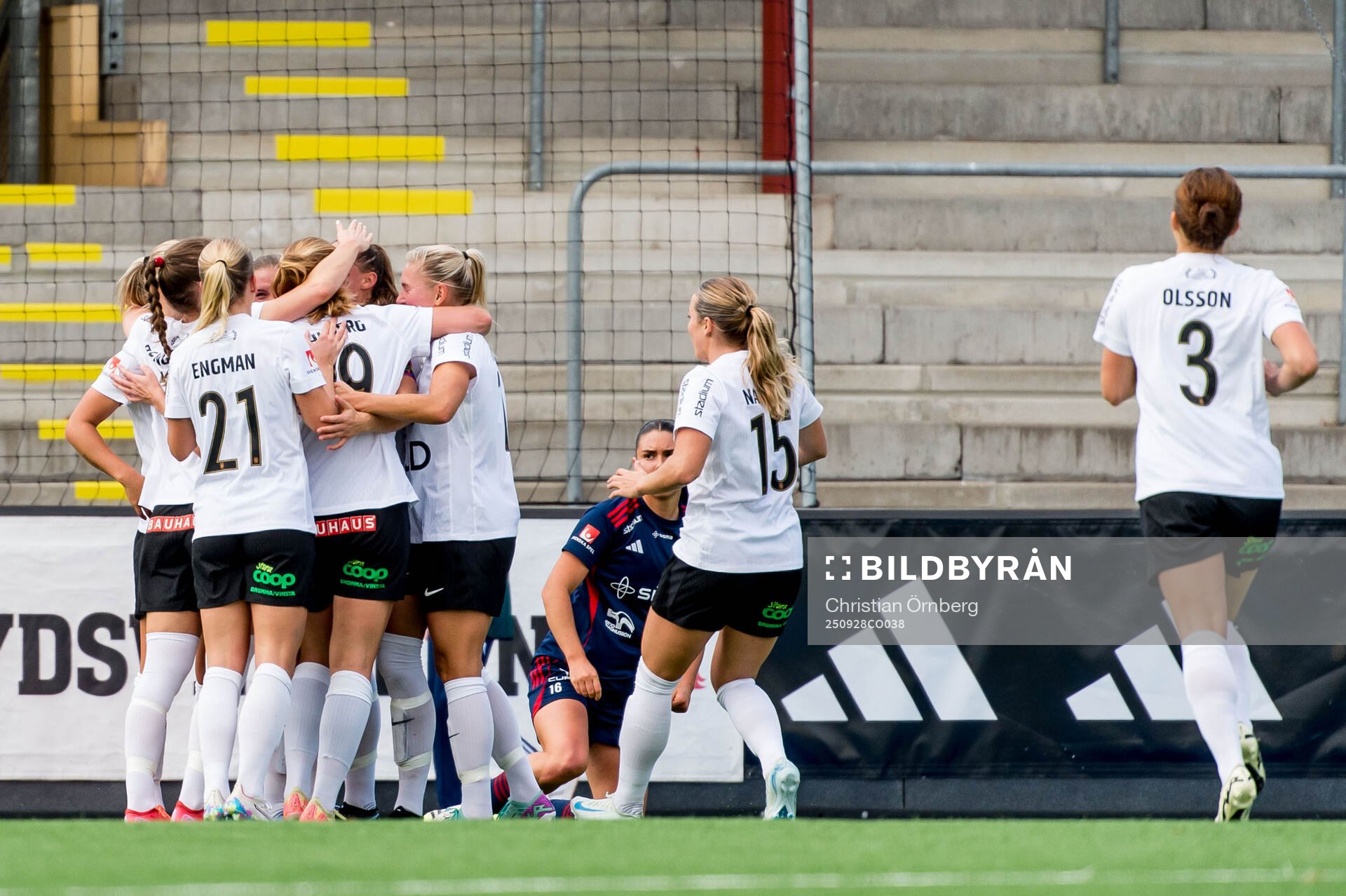 Brommapojkarnas Frida Thörnqvist jublar