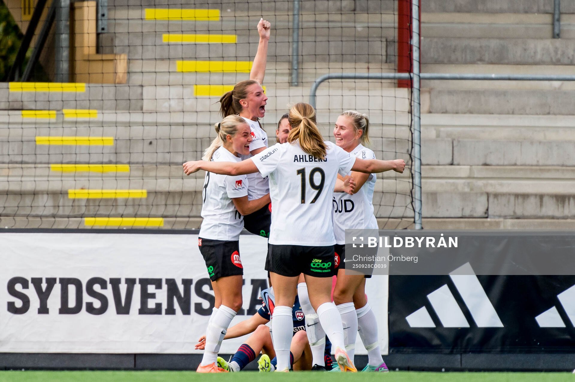 Brommapojkarnas Frida Thörnqvist jublar