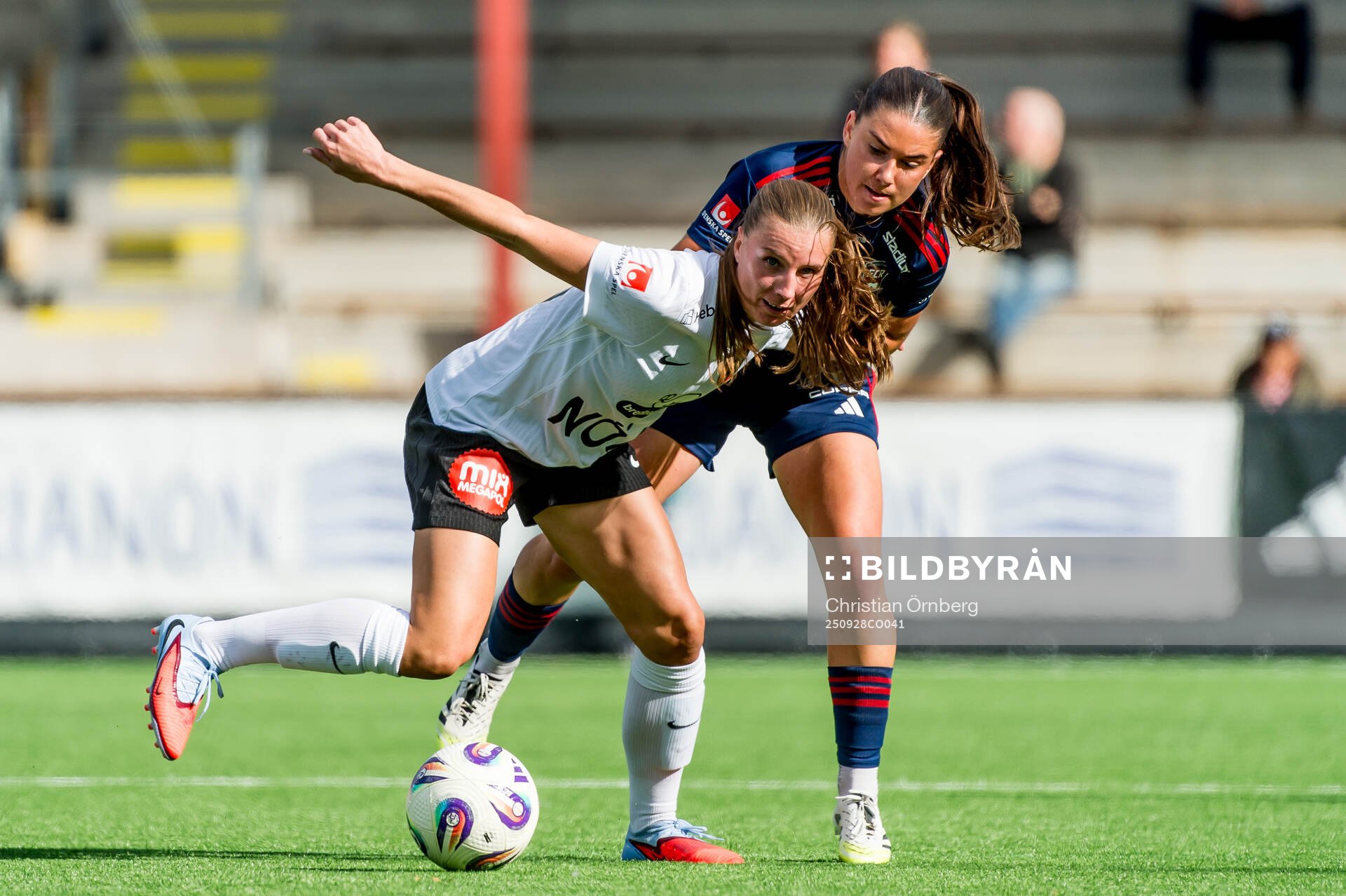 Brommapojkarnas Louise Lillbäck och Rosengårds Emilia