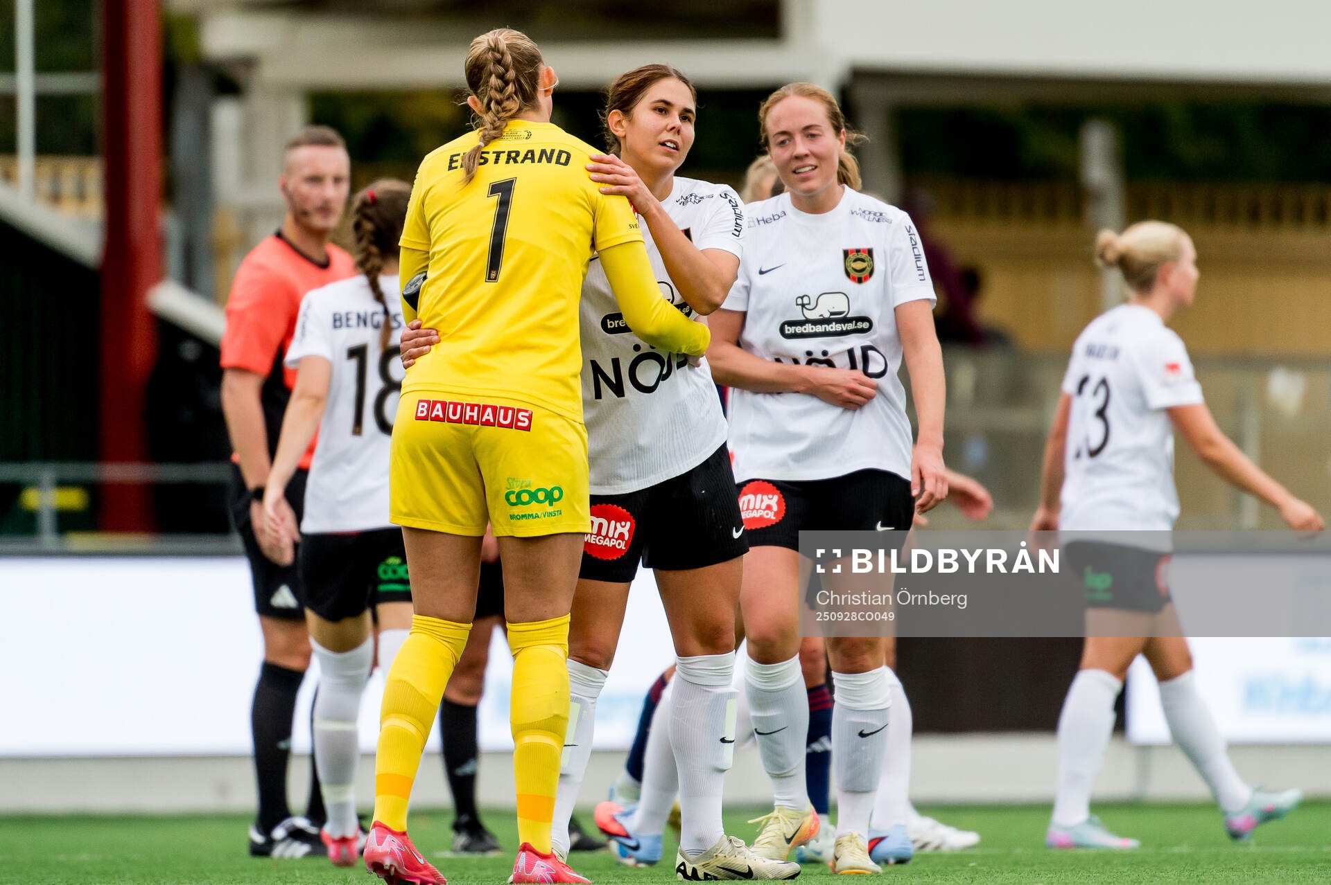 Brommapojkarnas målvakt Clara Ekstrand och Julia Olsson