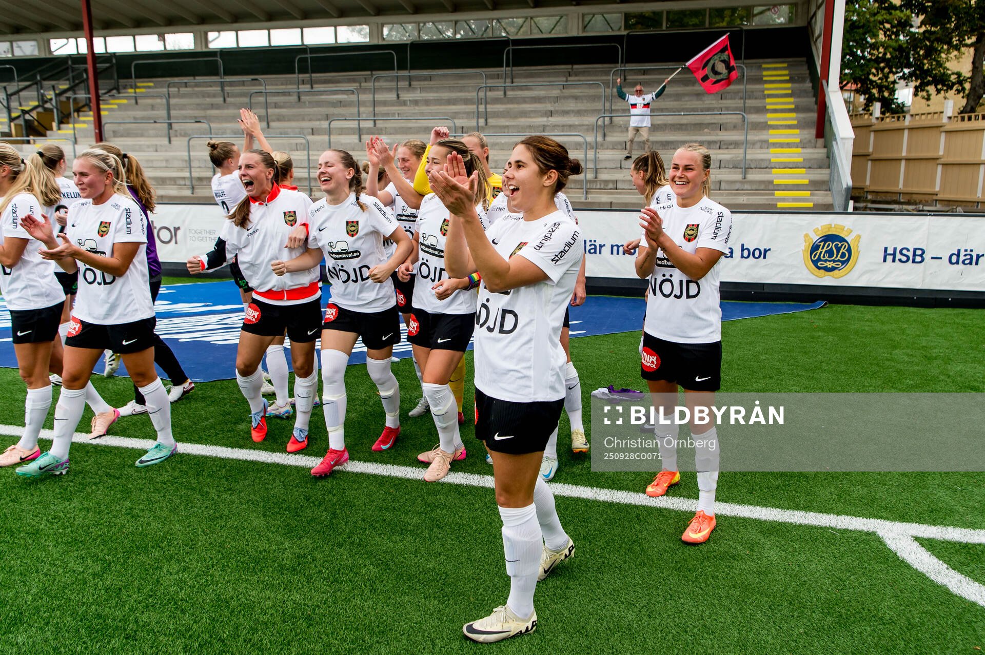 Brommapojkarnas Julia Olsson och spelare jublar