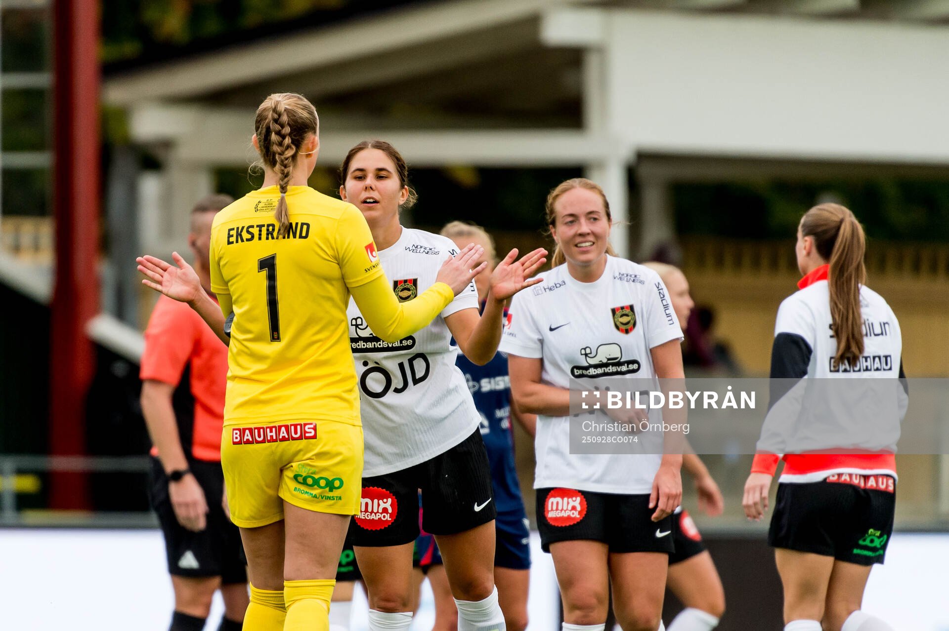 Brommapojkarnas målvakt Clara Ekstrand och Julia Olsson