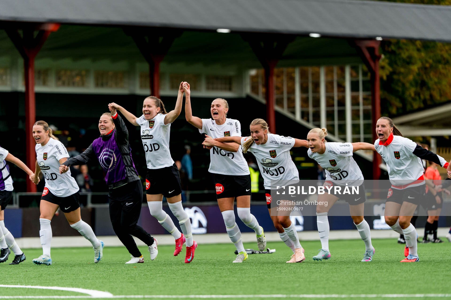 Brommapojkarnas spelare jublar