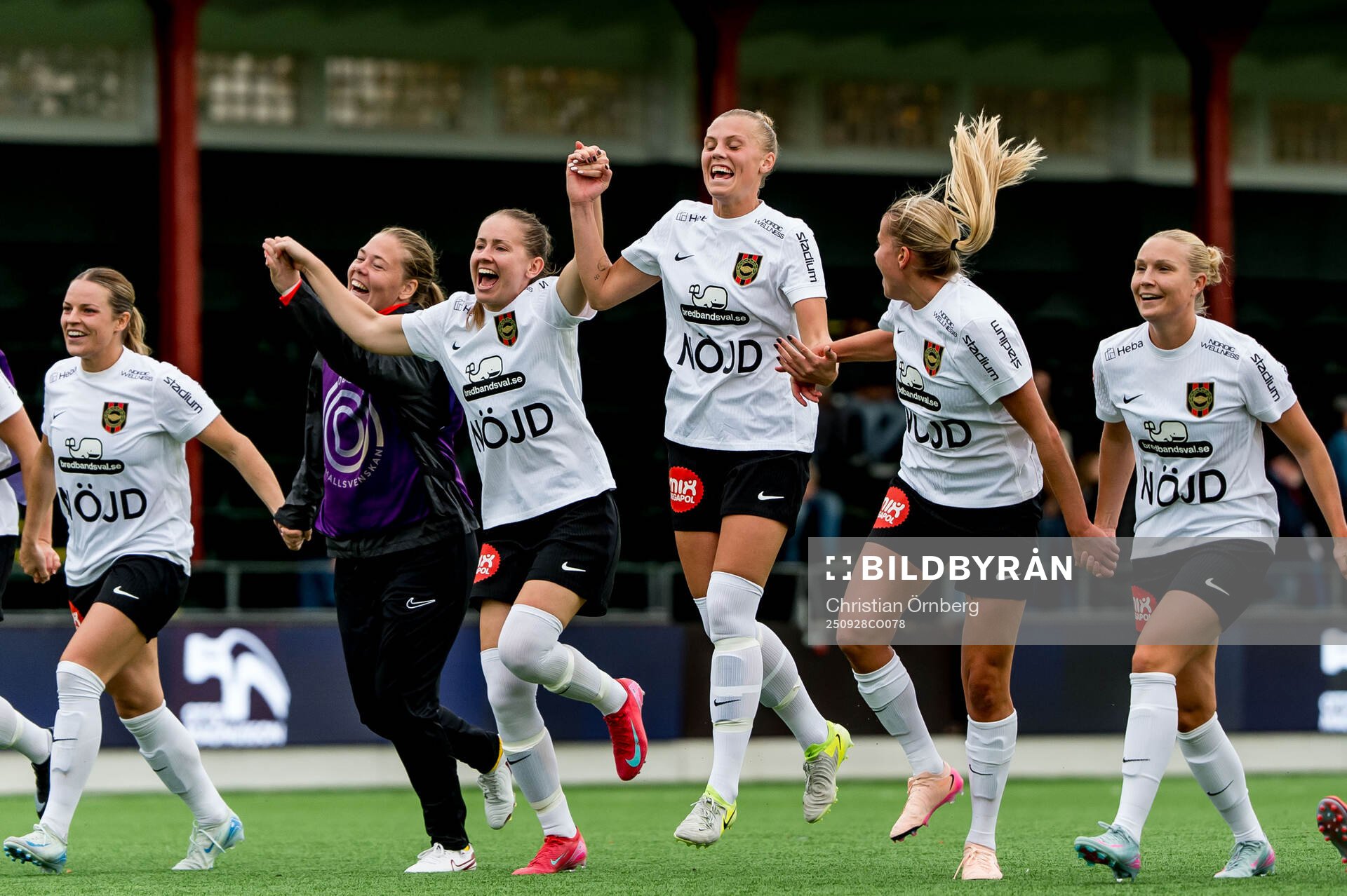 Brommapojkarnas spelare jublar