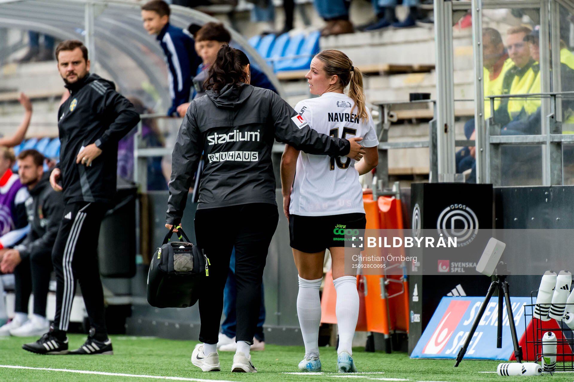 Brommapojkarnas Isabelle Navrén lämnar planen