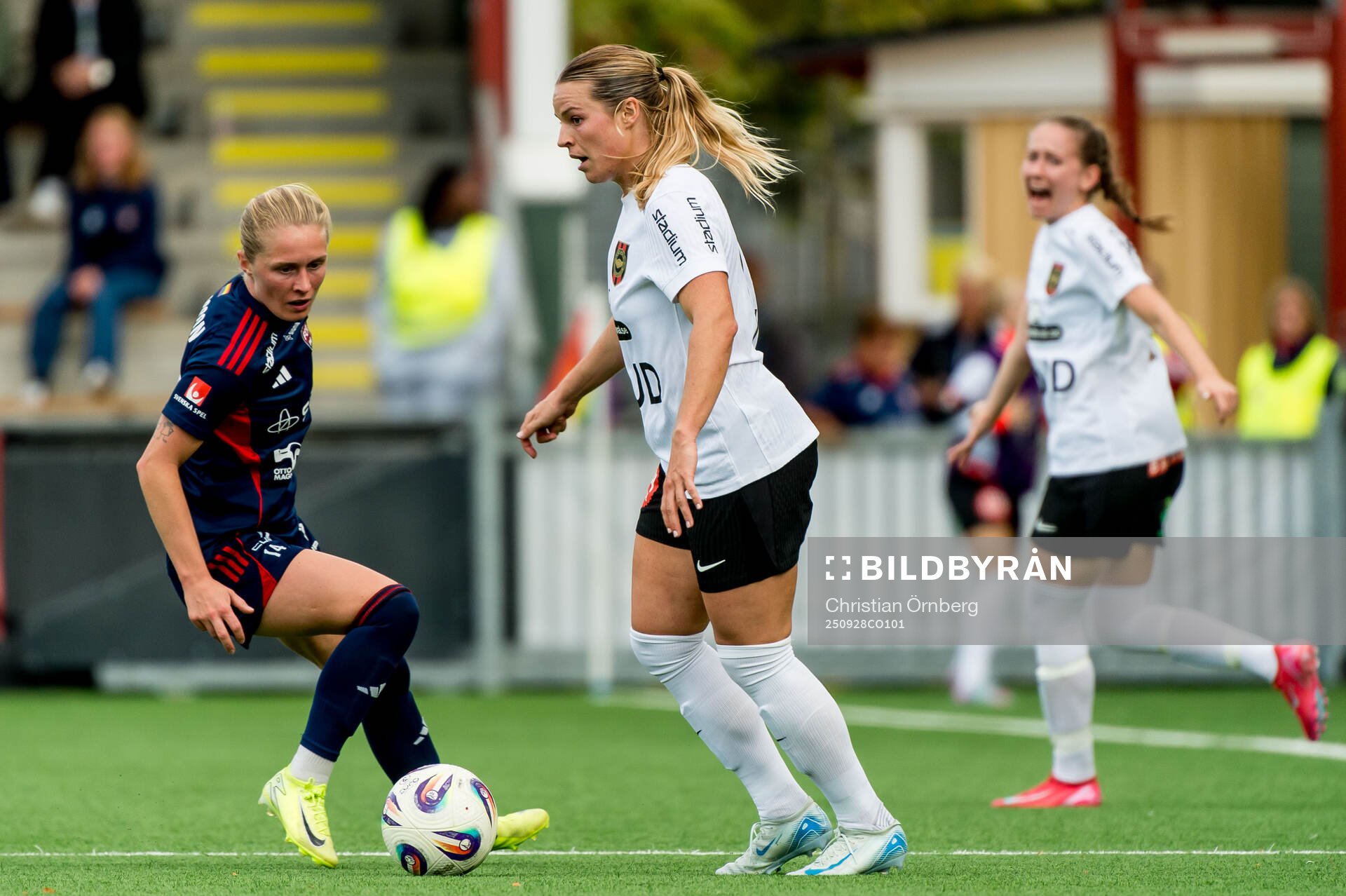 Brommapojkarnas Isabelle Navrén och Rosengårds Emilia