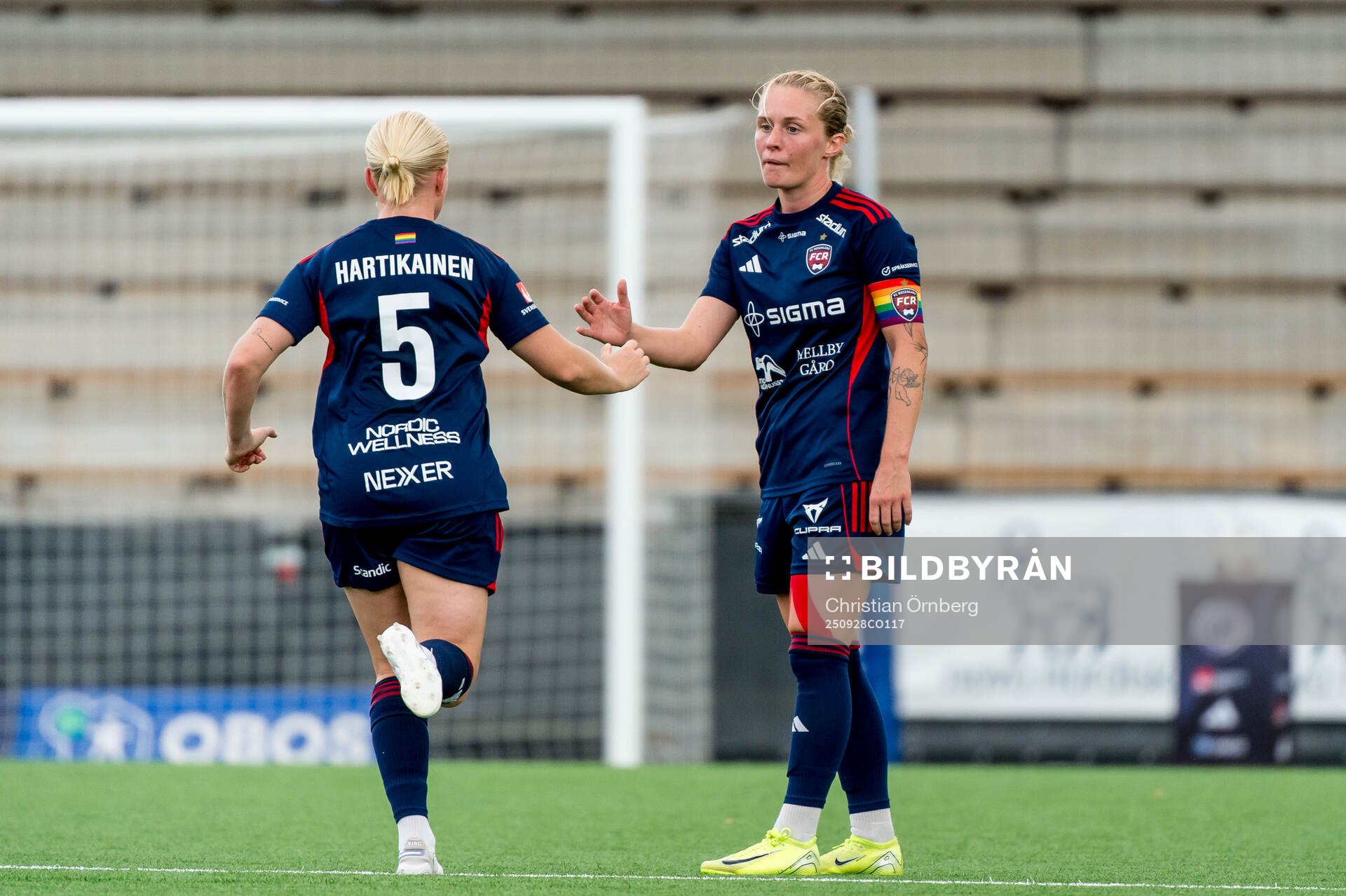 Rosengårds Anni Hartikainen och Emilia Larsson jublar