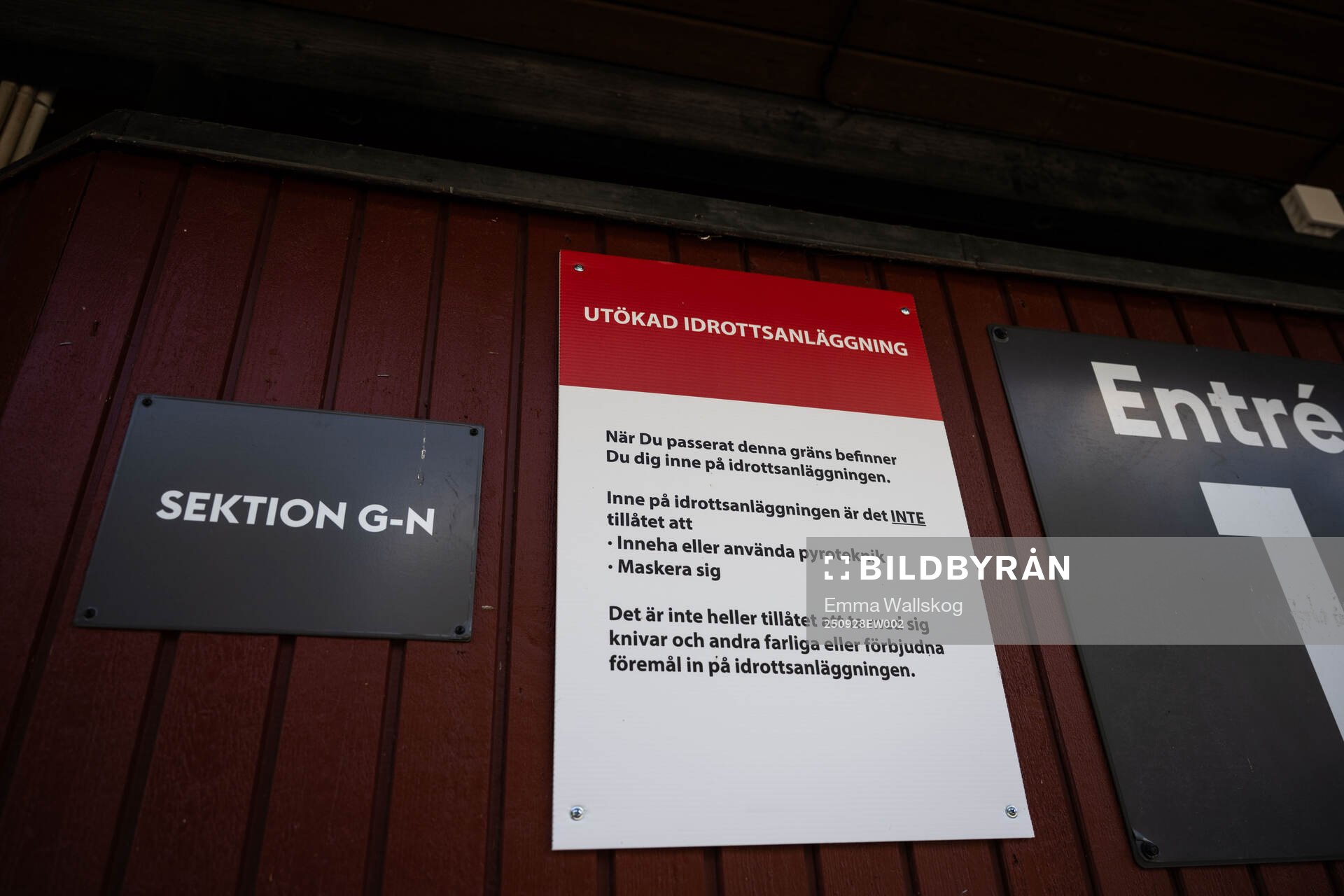 En skylt om förbud att maskera sig och använda pyroteknik