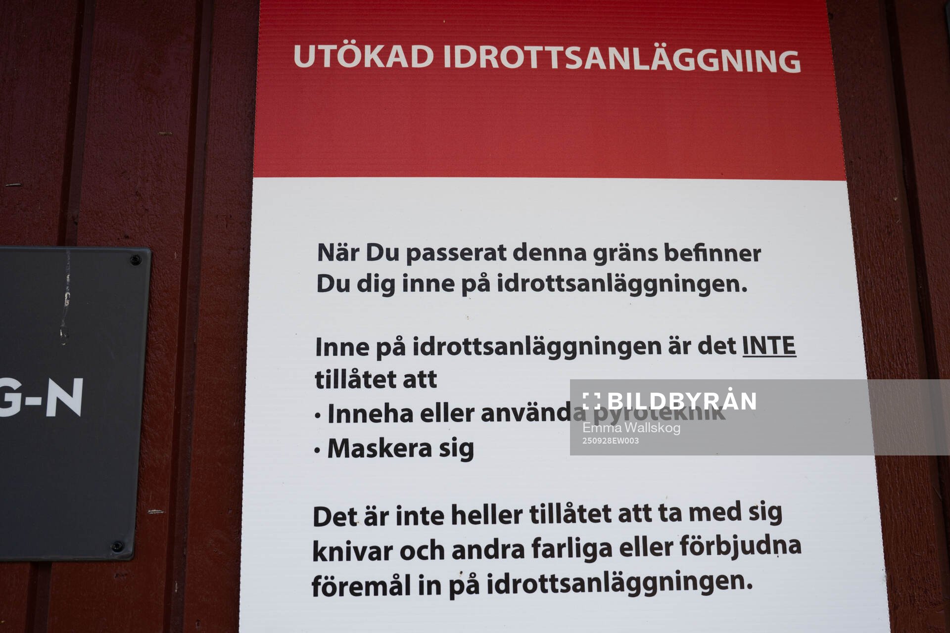 En skylt om förbud att maskera sig och använda pyroteknik