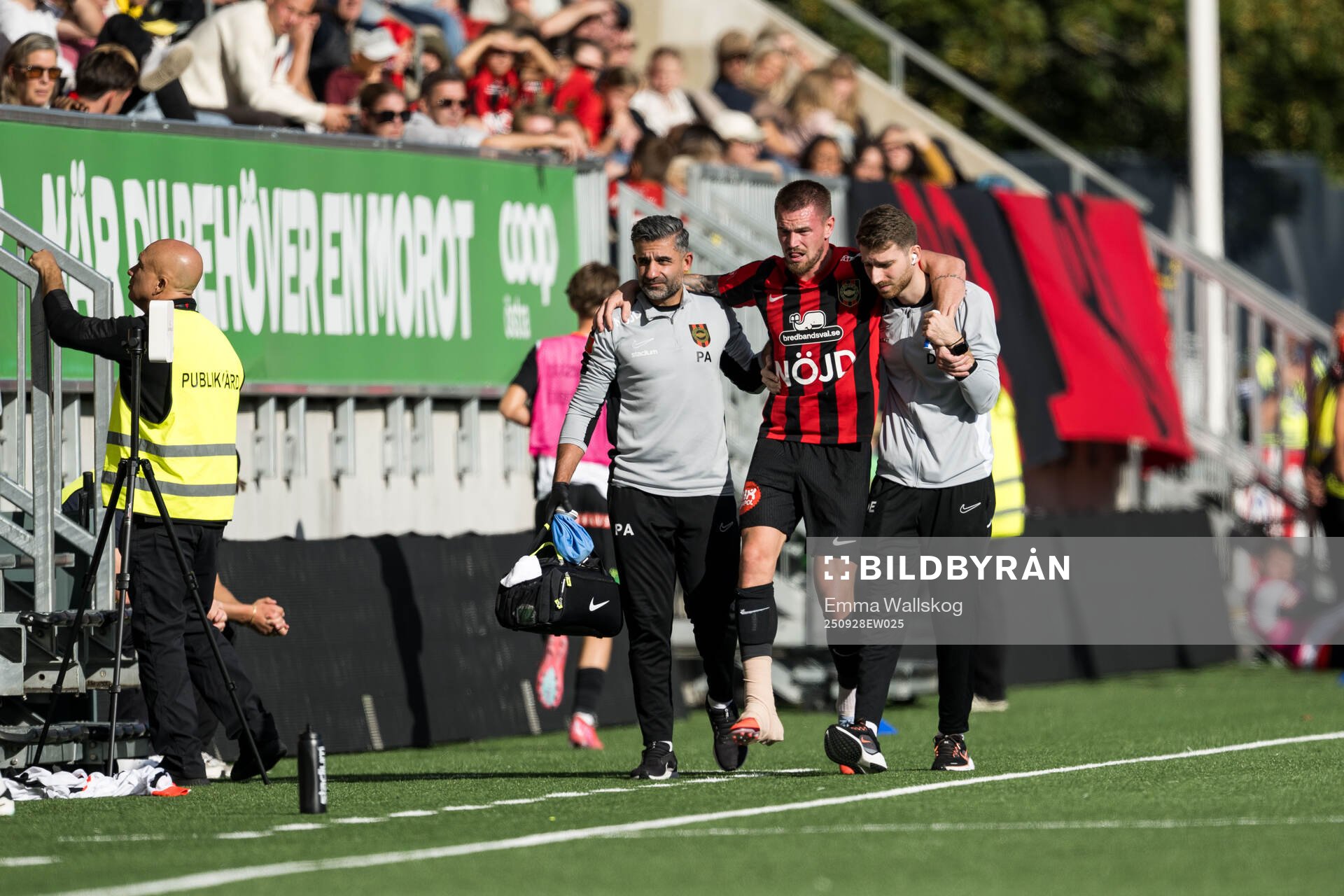 Brommapojkarnas Rasmus Örqvist lämnar planen skadad