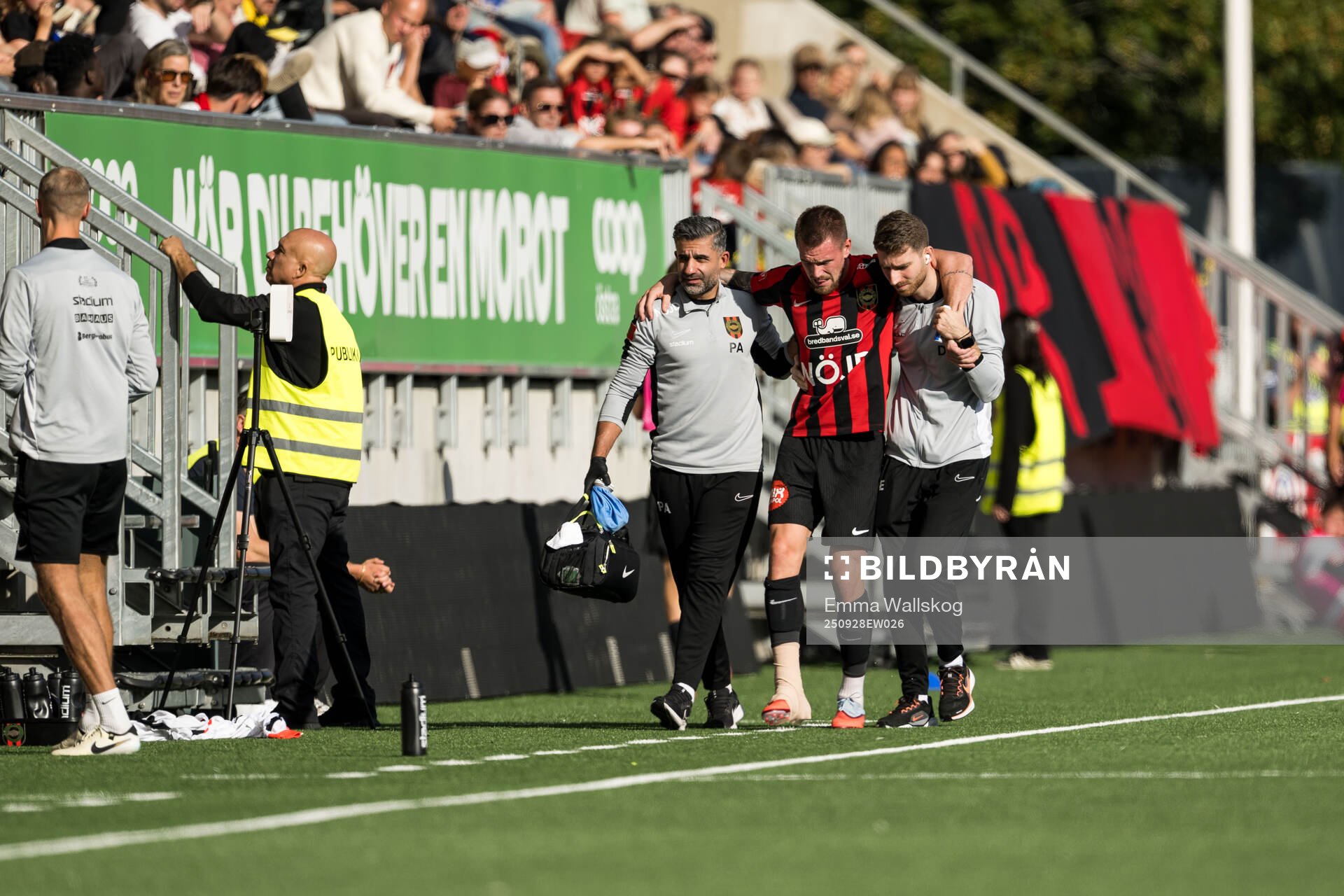 Brommapojkarnas Rasmus Örqvist lämnar planen skadad