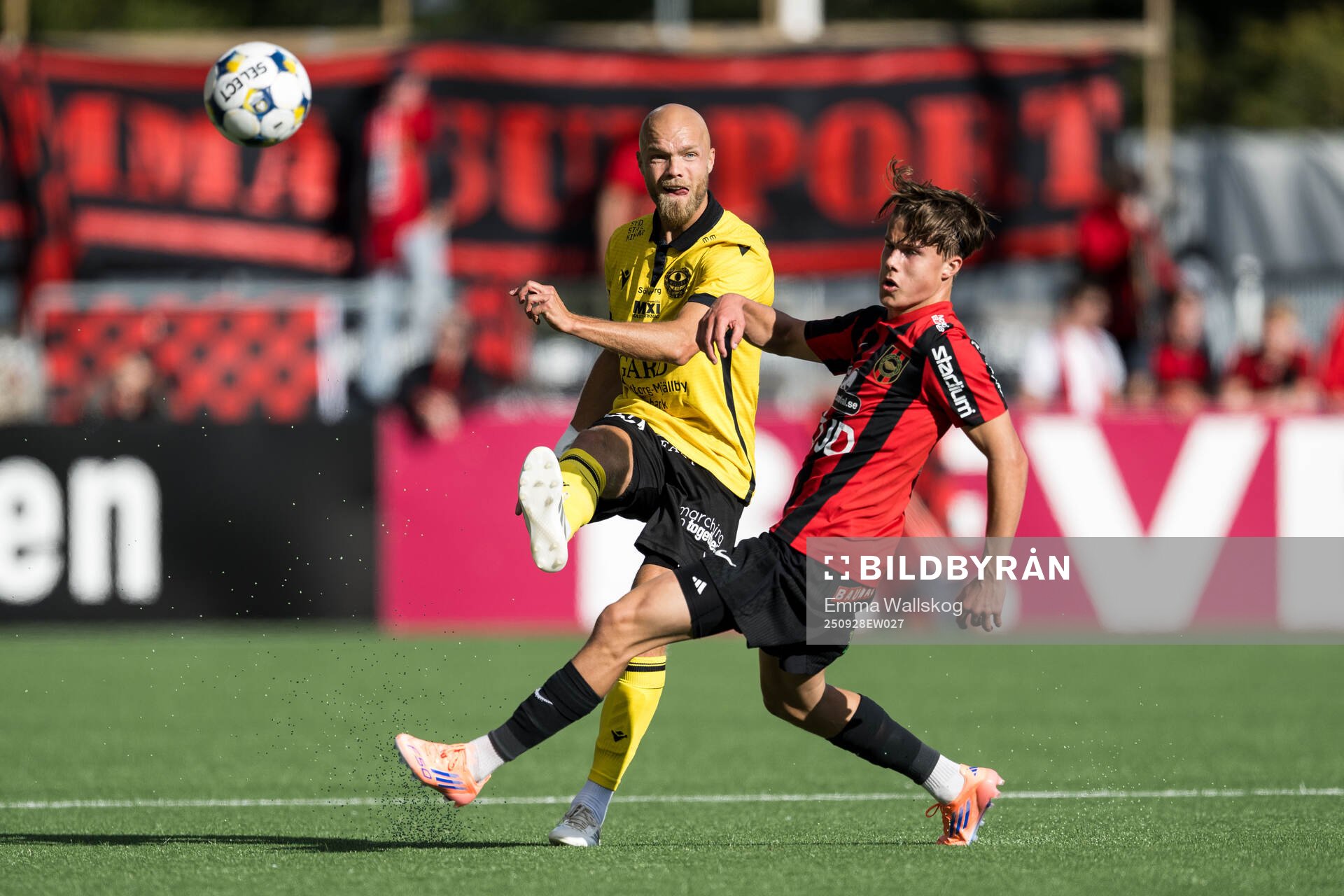 Mjällbys Viktor Gustafson och Brommapojkarnas Love Arrhov