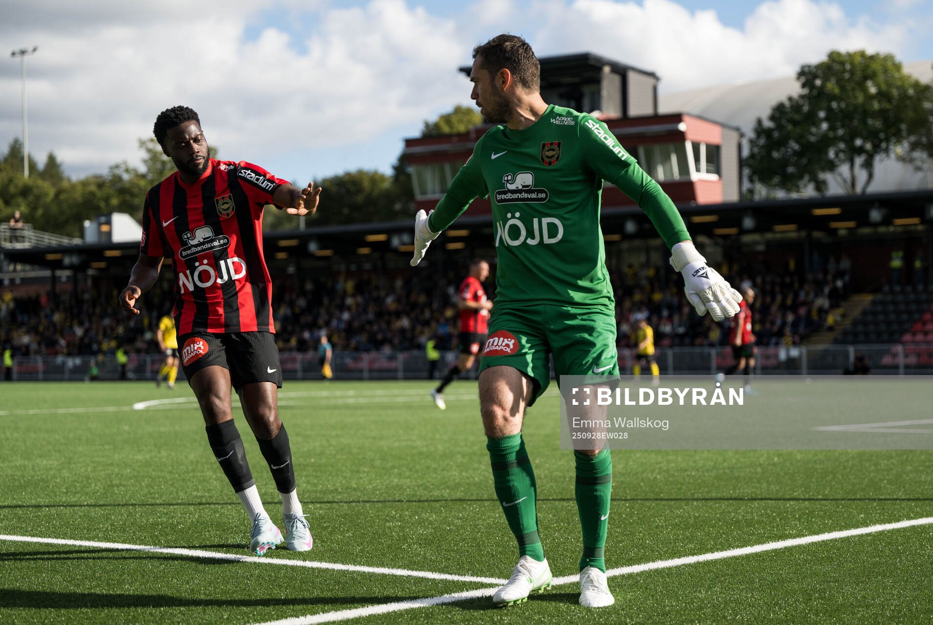 Brommapojkarnas Isak Ssali Ssewankambo och målvakt Davor
