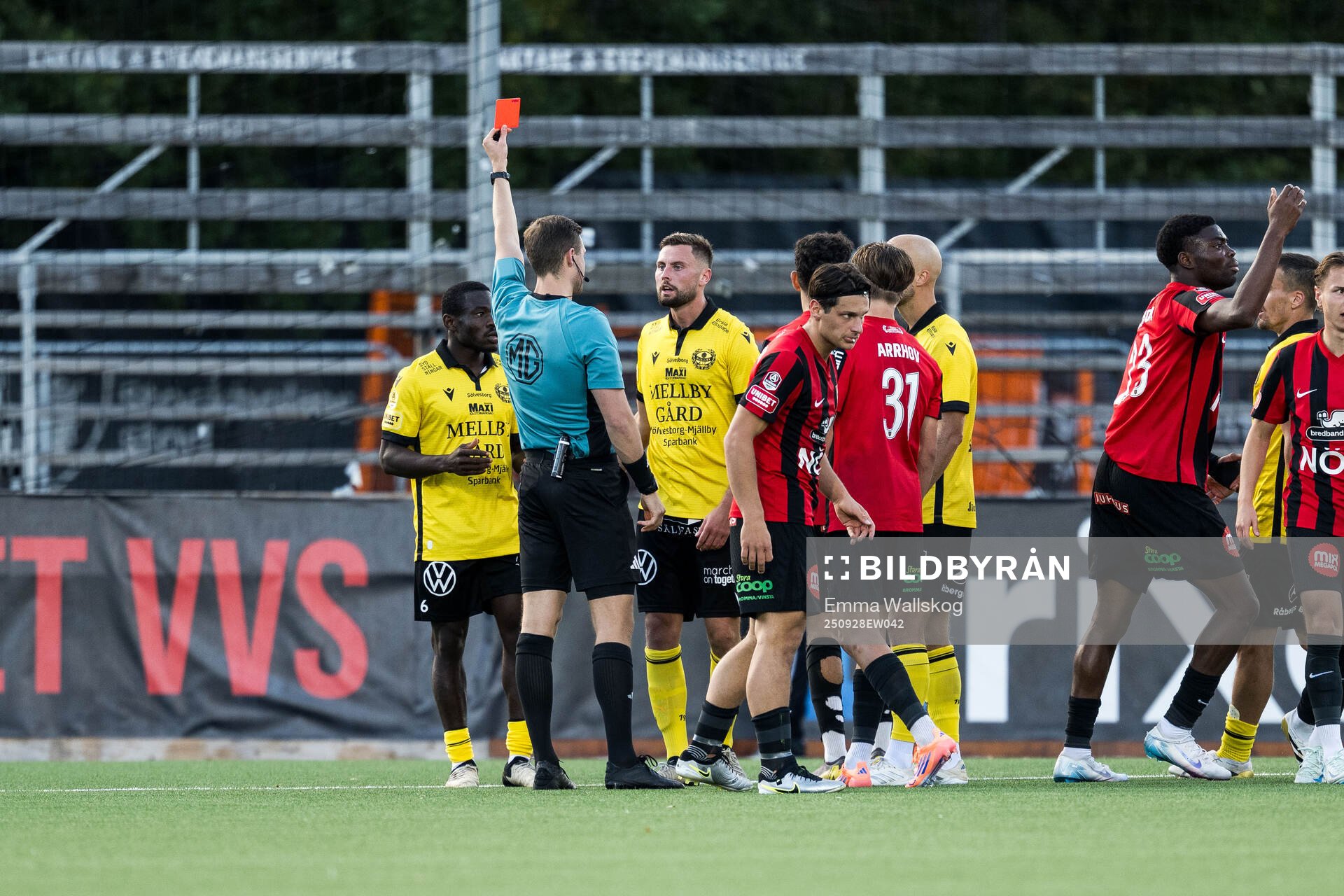 Mjällbys Uba Charles Nwokoma tilldelas rött kort