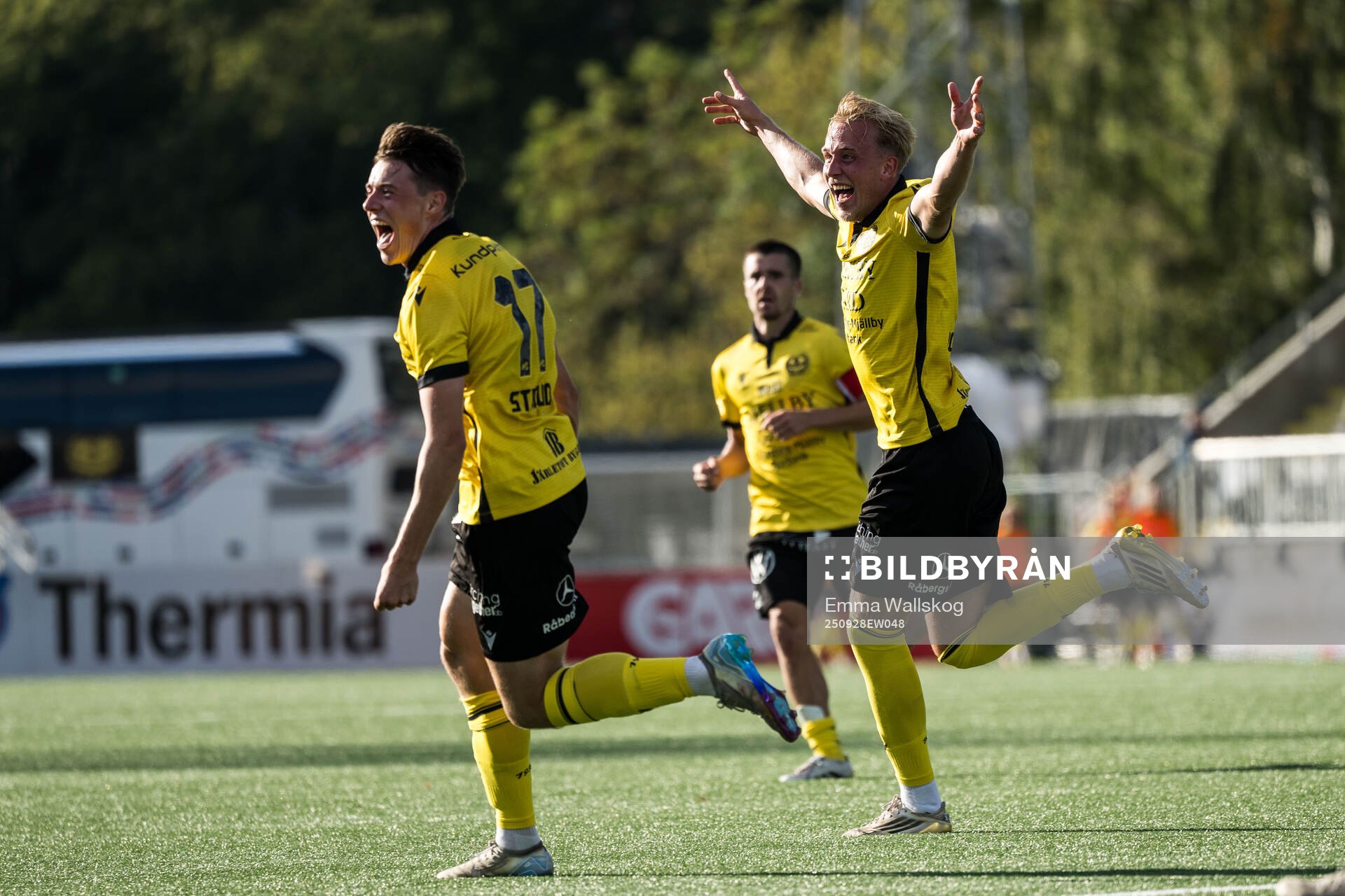 Mjällbys Elliot Stroud och Herman Johansson jublar