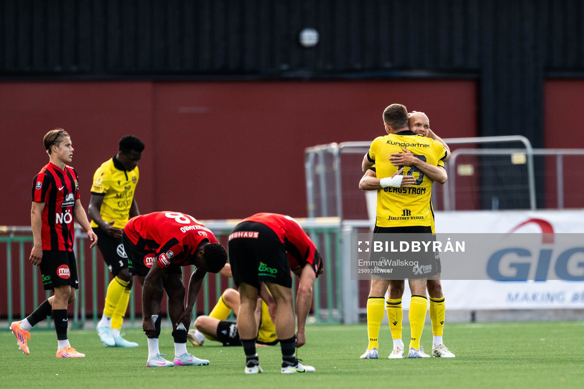 Mjällbys Jacob Bergström och Viktor Gustafson jublar