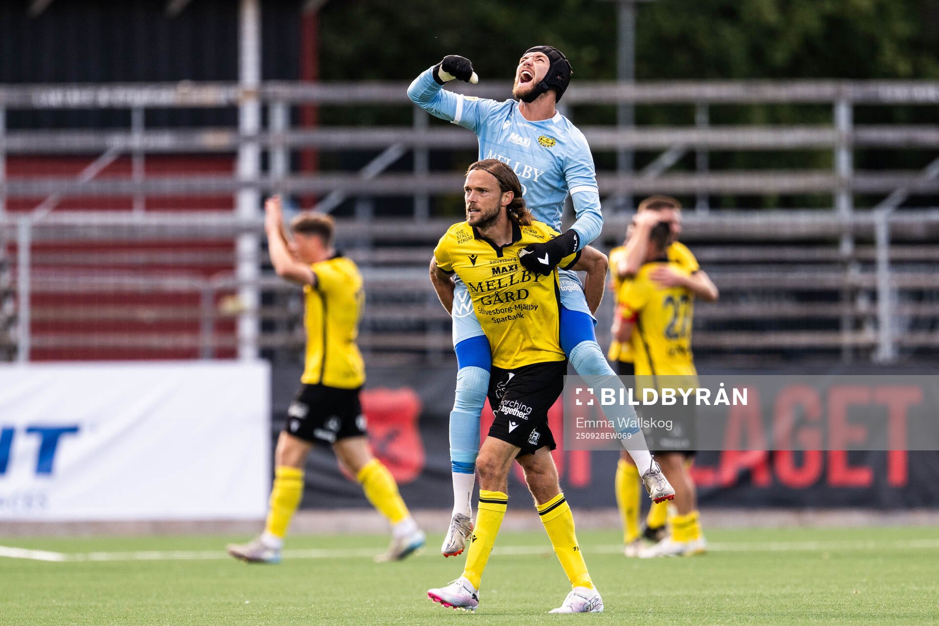 Mjällbys Tom Pettersson och målvakt Noel Törnqvist jublar