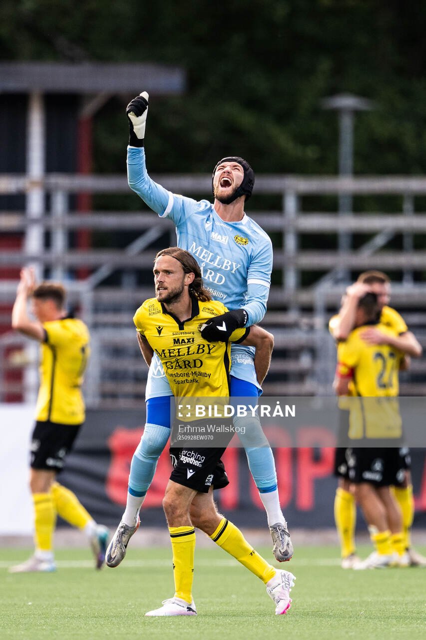 Mjällbys Tom Pettersson och målvakt Noel Törnqvist jublar