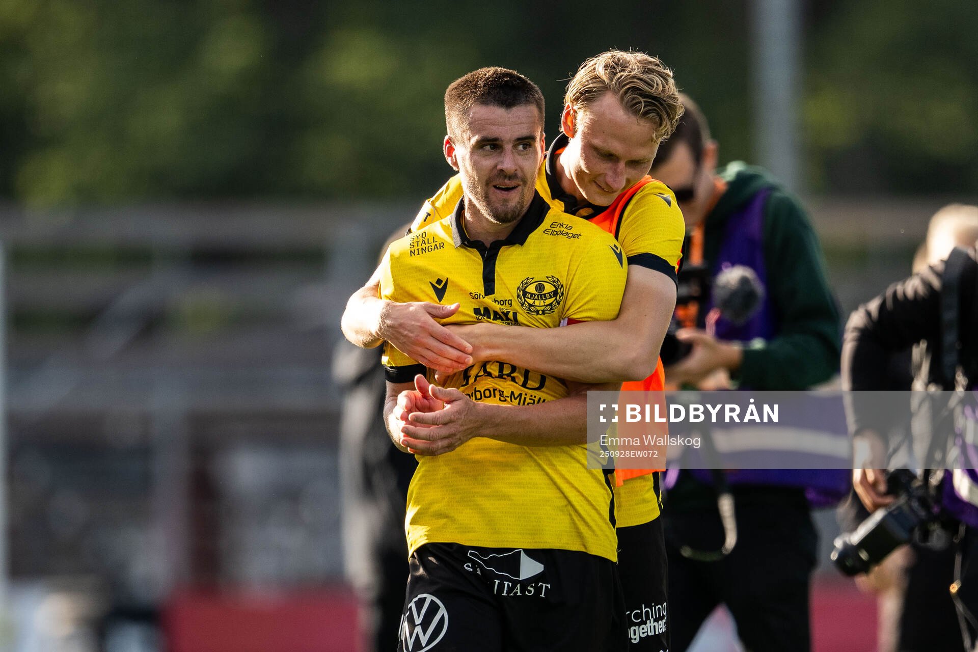 Mjällbys Jesper Gustavsson och Alexander Johansson jublar